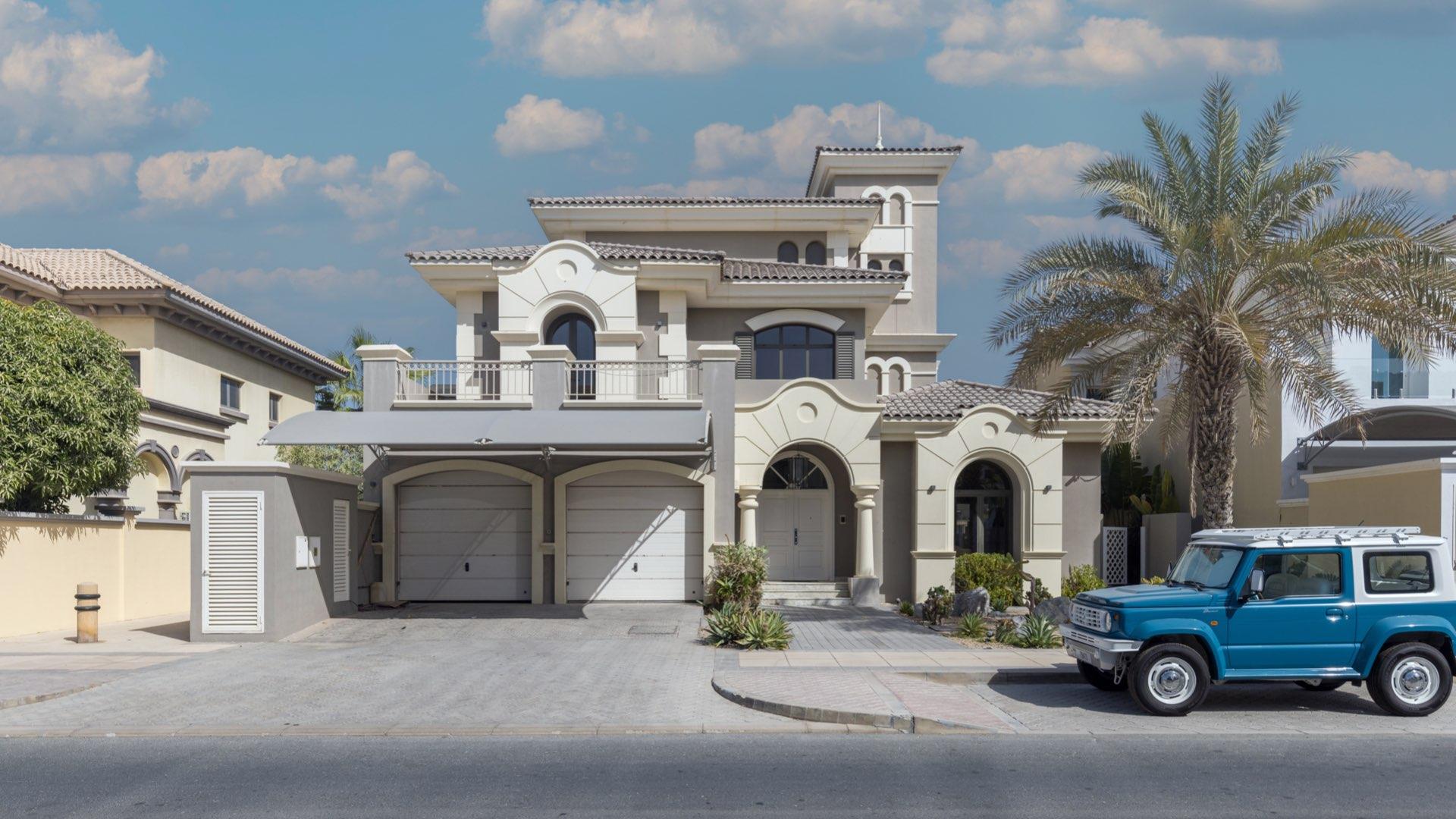 Fully upgraded 6-bedroom villa exterior in Garden Homes, Palm Jumeirah for rent