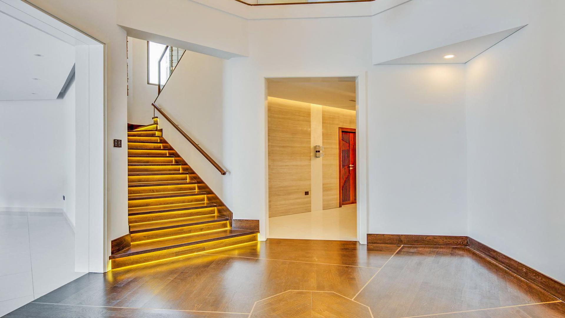 Luxurious villa entrance with wooden doors in Palm Jumeirah Garden Homes, Dubai