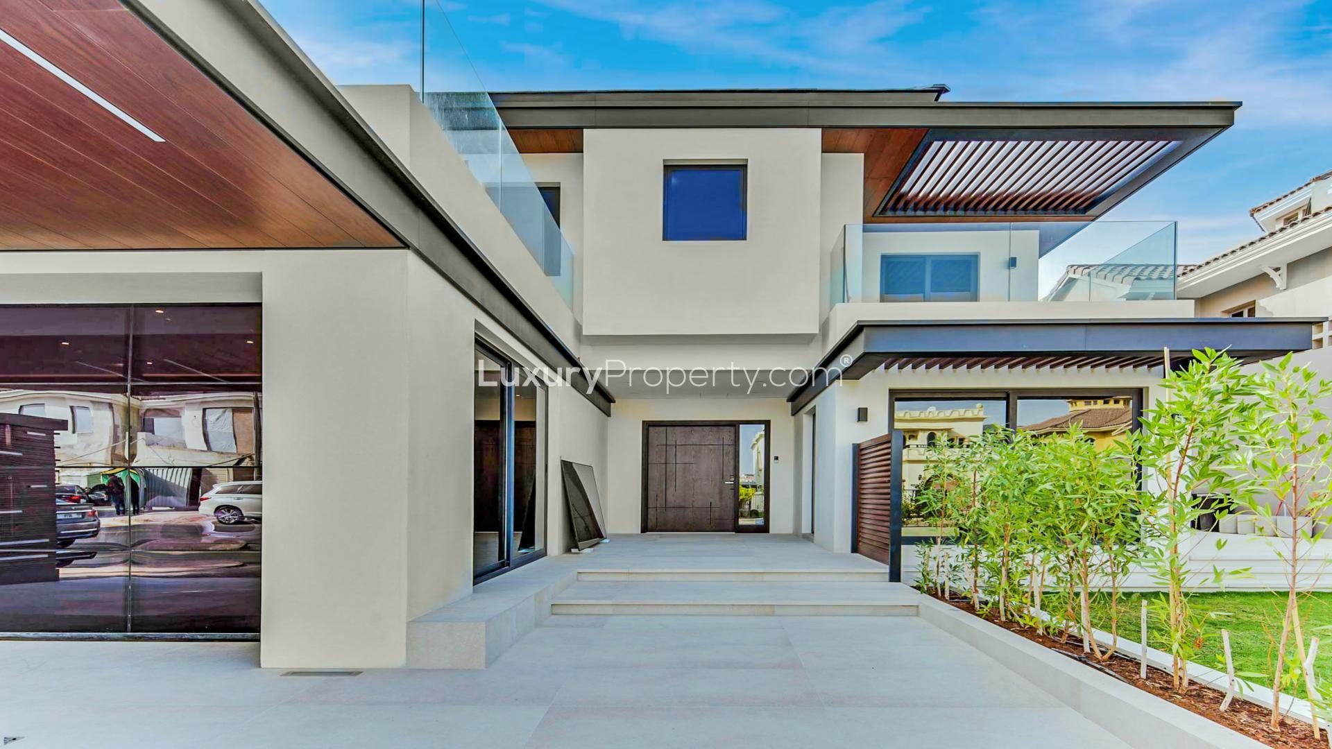 Luxurious 5-bedroom garden villa with private pool on Palm Jumeirah for rent