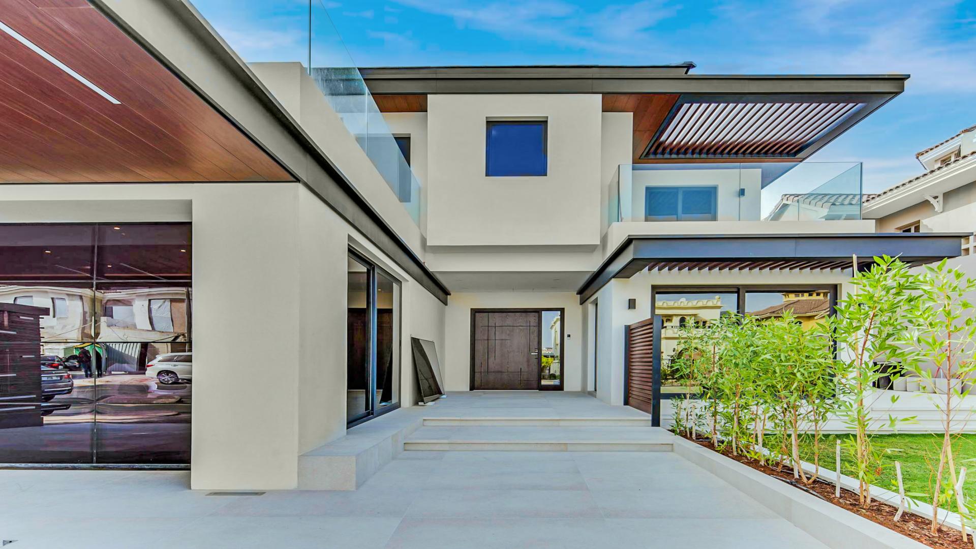 Luxurious 5-bedroom garden villa with private pool on Palm Jumeirah for rent