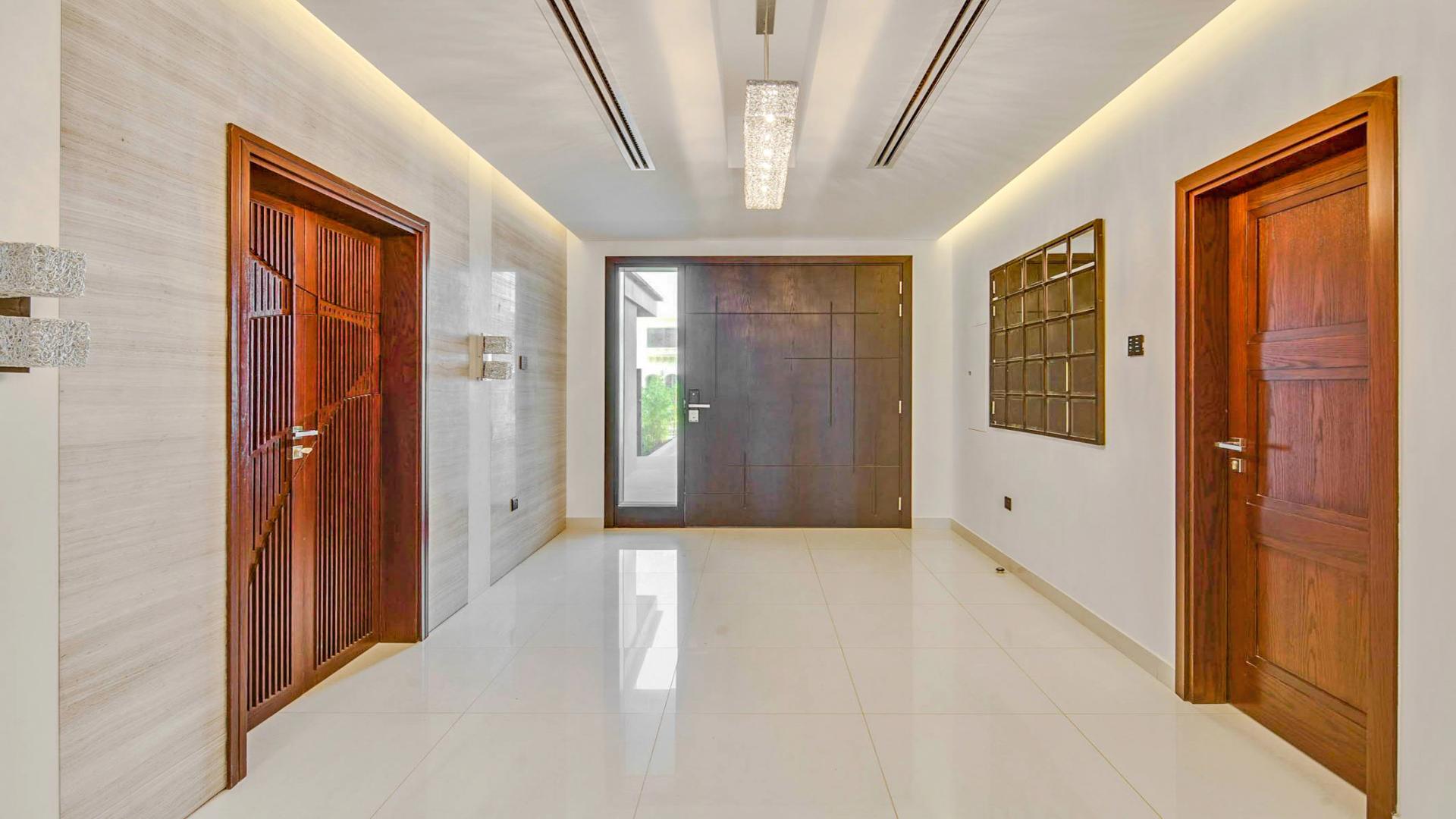 Luxurious 5-bedroom villa exterior with garden on Palm Jumeirah, Dubai, for rent