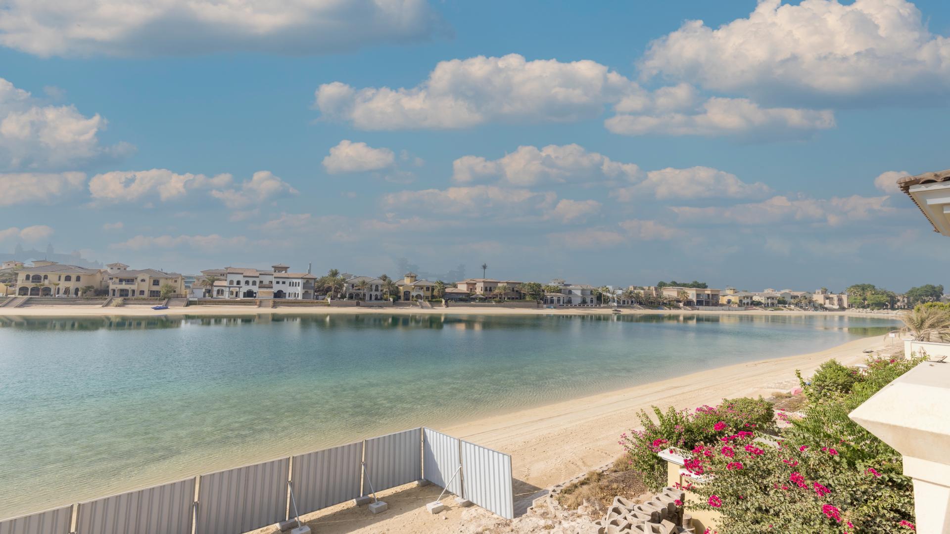 Villa in Palm Jumeirah's Garden Homes, featuring lush greenery and stunning architecture