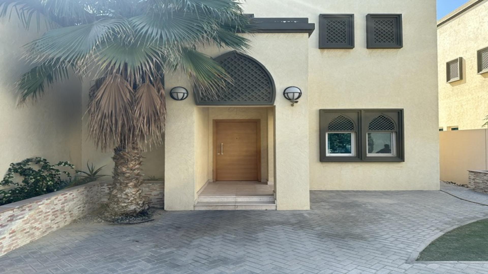"Spacious living area in 3-bedroom villa, Jumeirah Park Regional, available for rent.",Entrance of spacious 3-bedroom villa for rent in Jumeirah Park, Regional Subcommunity