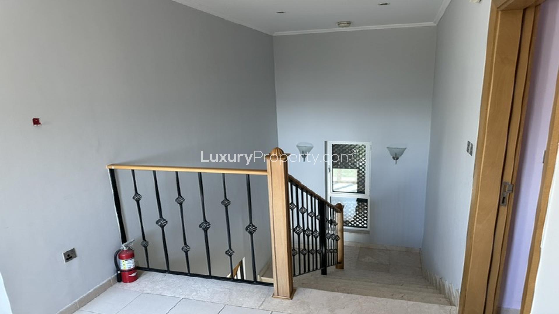 Luxurious bathroom with bathtub in Jumeirah Park 3-bedroom villa for rent