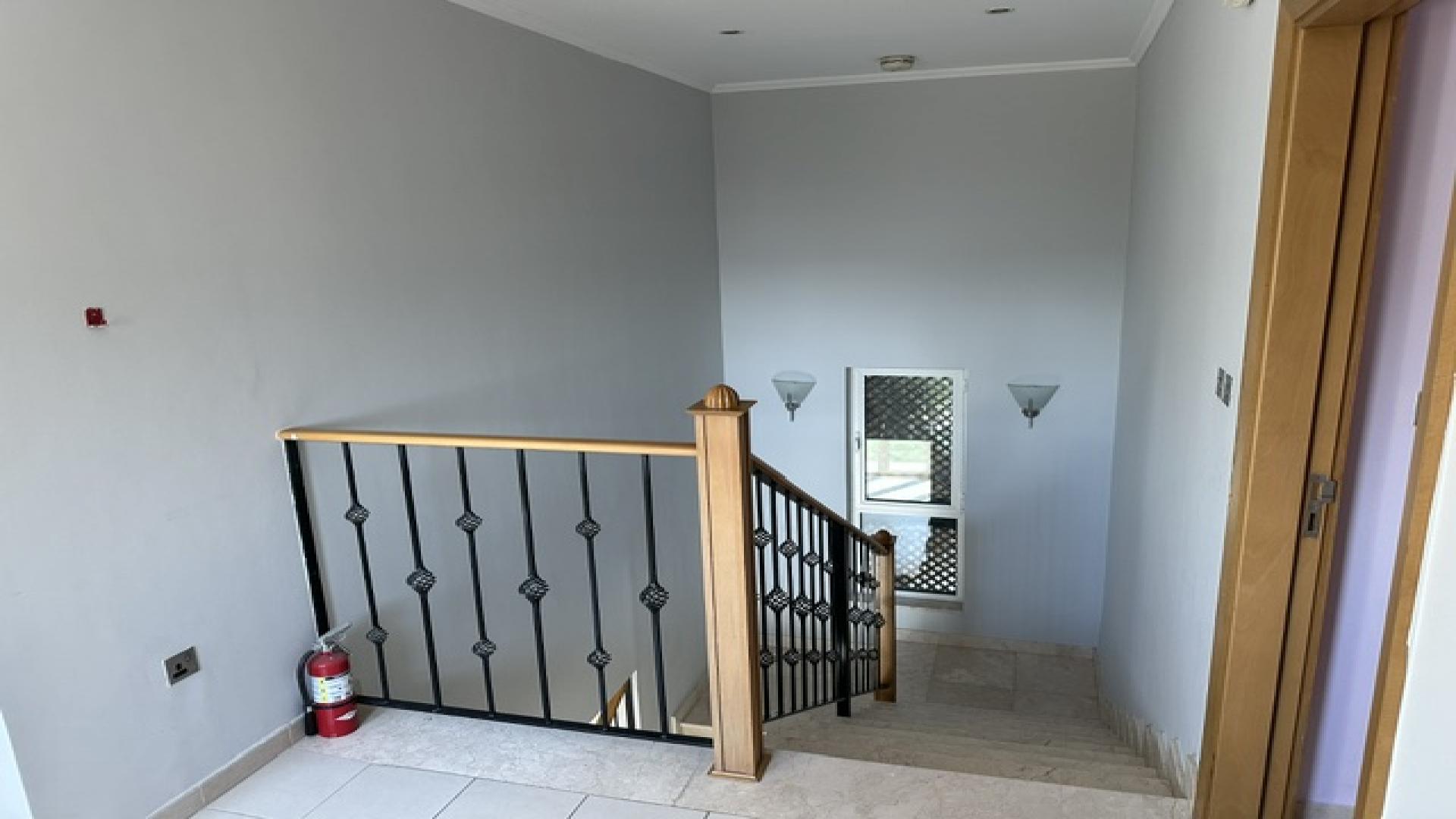 Luxurious bathroom with bathtub in Jumeirah Park 3-bedroom villa for rent