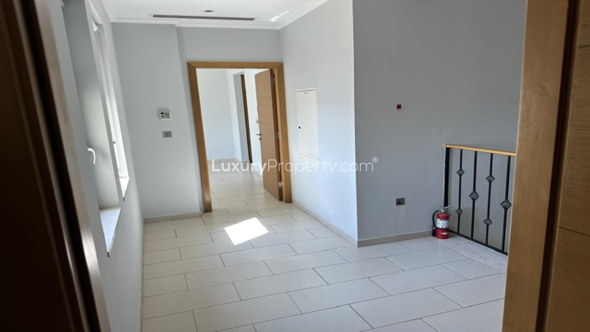 "Bright hallway in spacious 3-bedroom villa for rent, Jumeirah Park, Regional Subcommunity.",Staircase in spacious 3-bedroom villa for rent, Jumeirah Park Regional subcommunity
