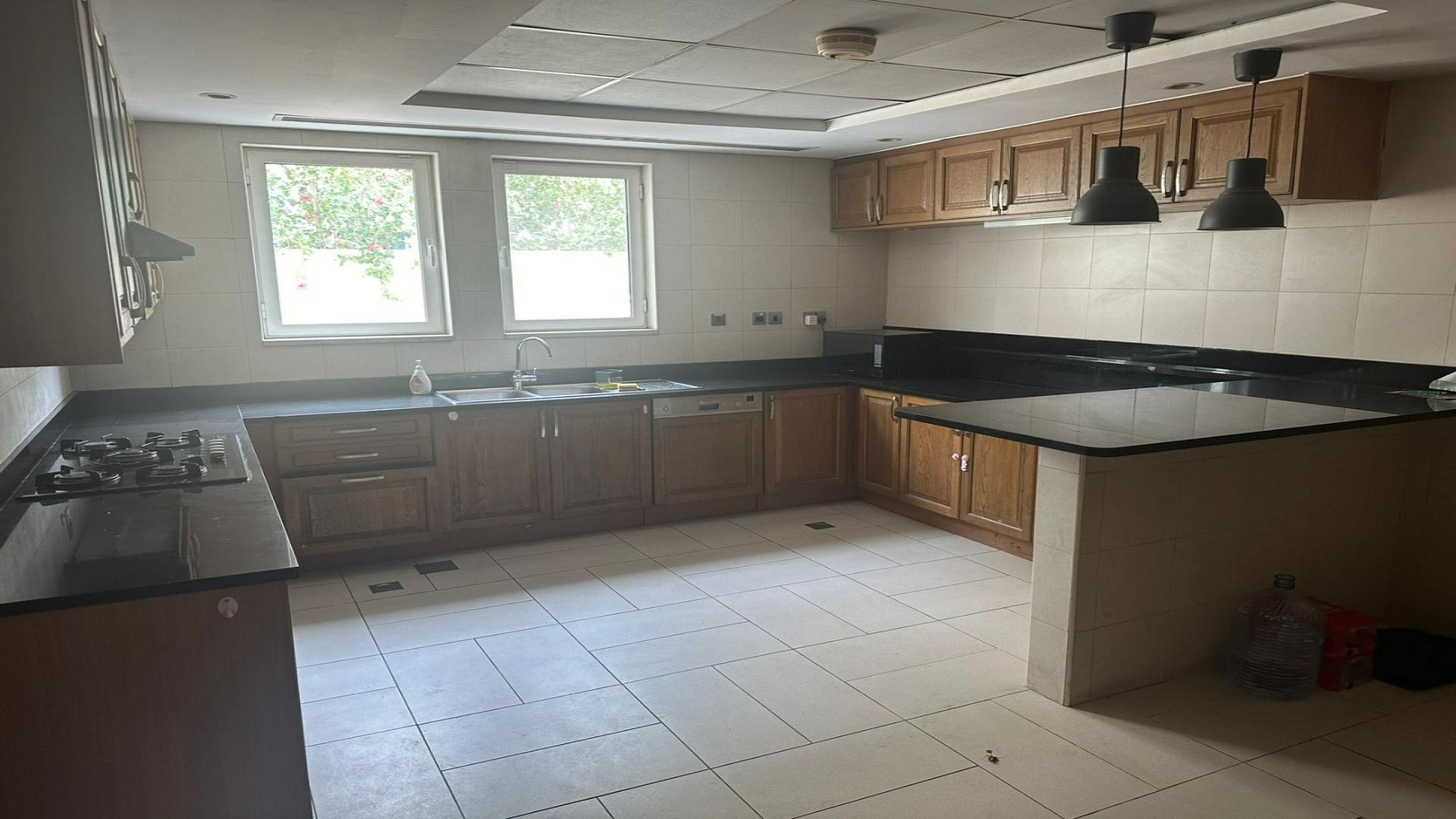 Spacious interior of 5-bedroom villa in Legacy Jumeirah Park for rent, wood flooring