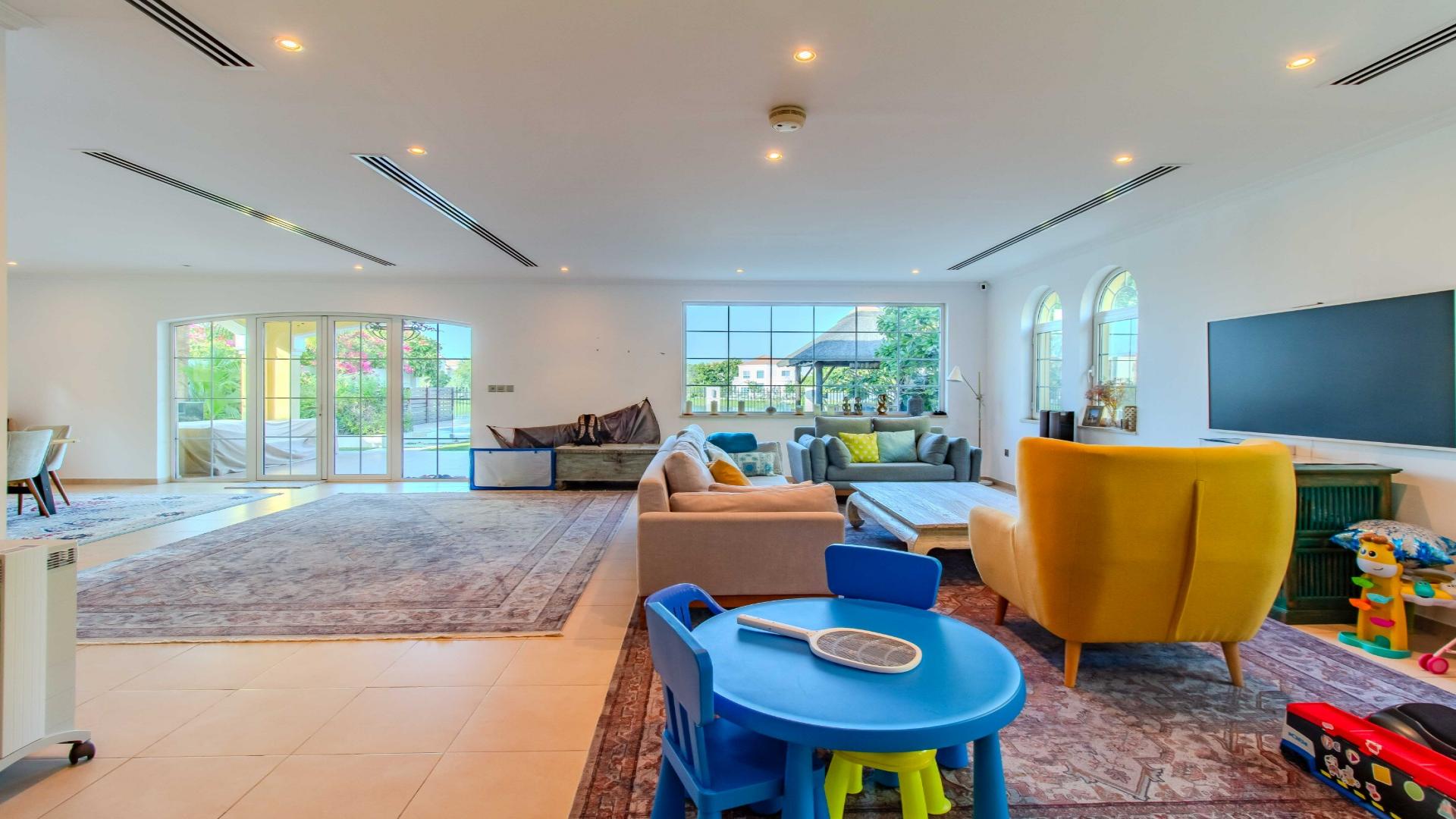 Beautiful Legacy Villa with pool, patio, and garden in Jumeirah Park for rent