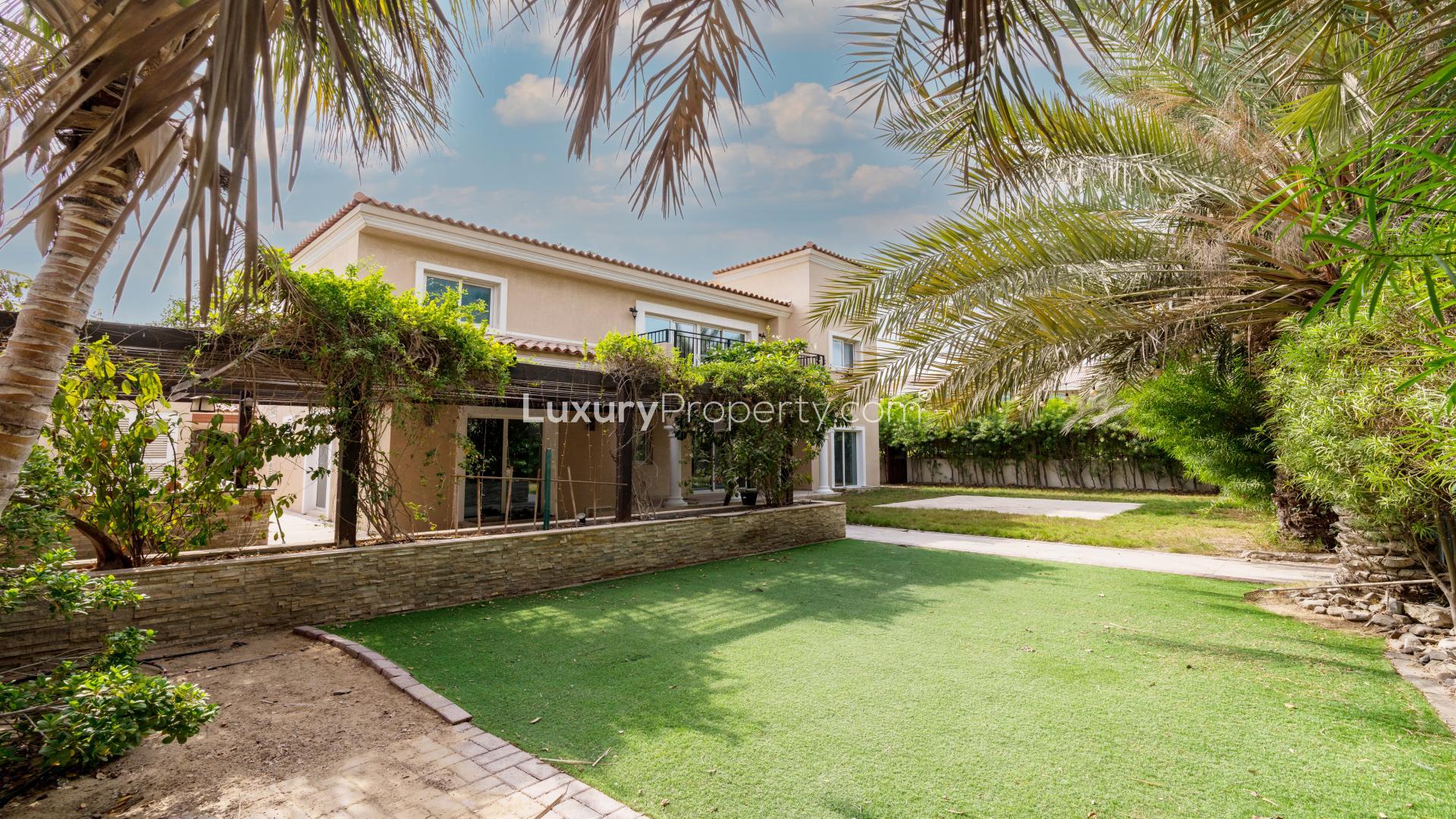 "Spacious 5-bedroom villa with garden in Green Community West, perfect for families.",Spacious 5-bedroom villa with garden in Green Community West, available for rent