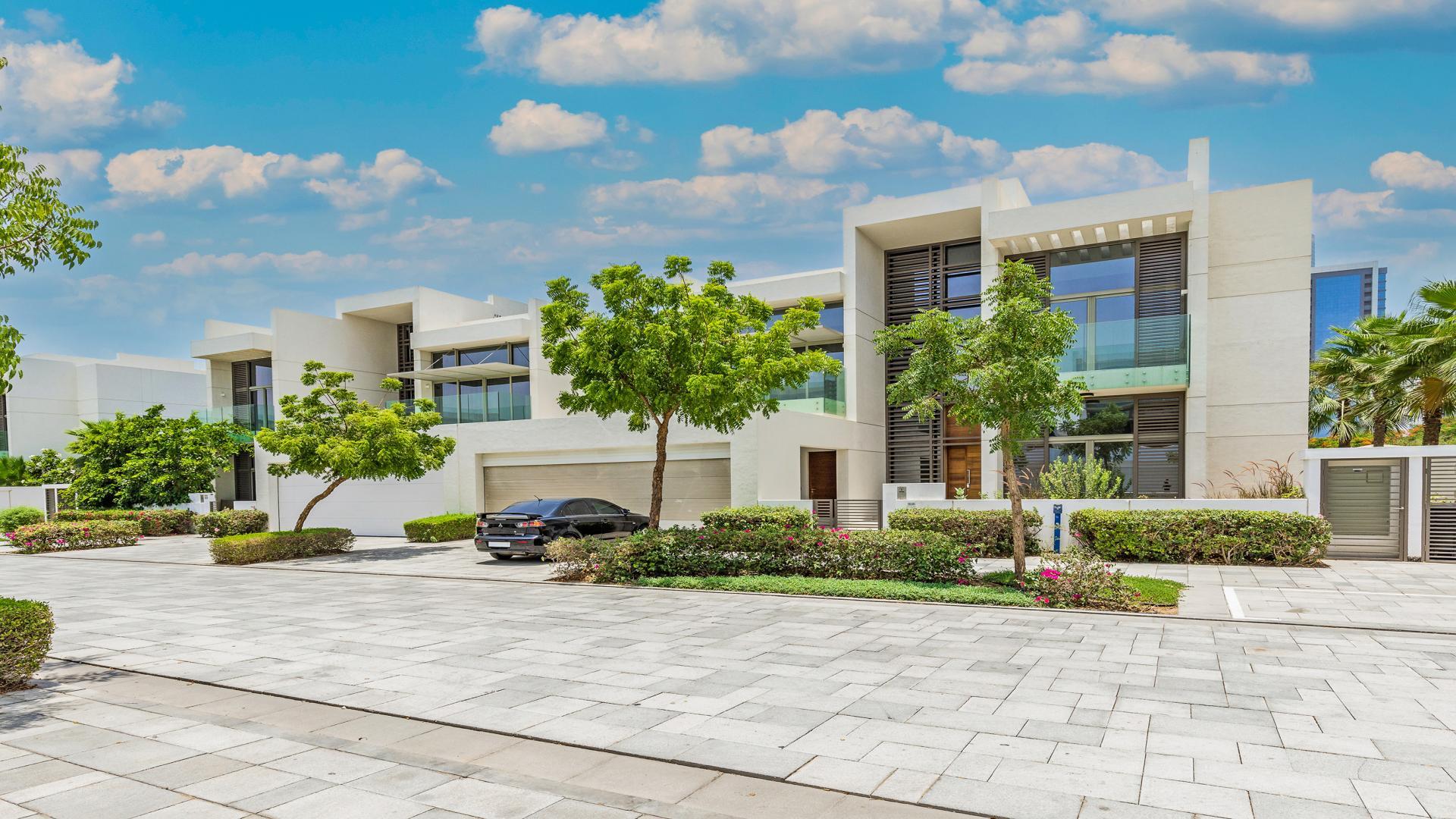 Contemporary 5-bedroom villa exterior in District One