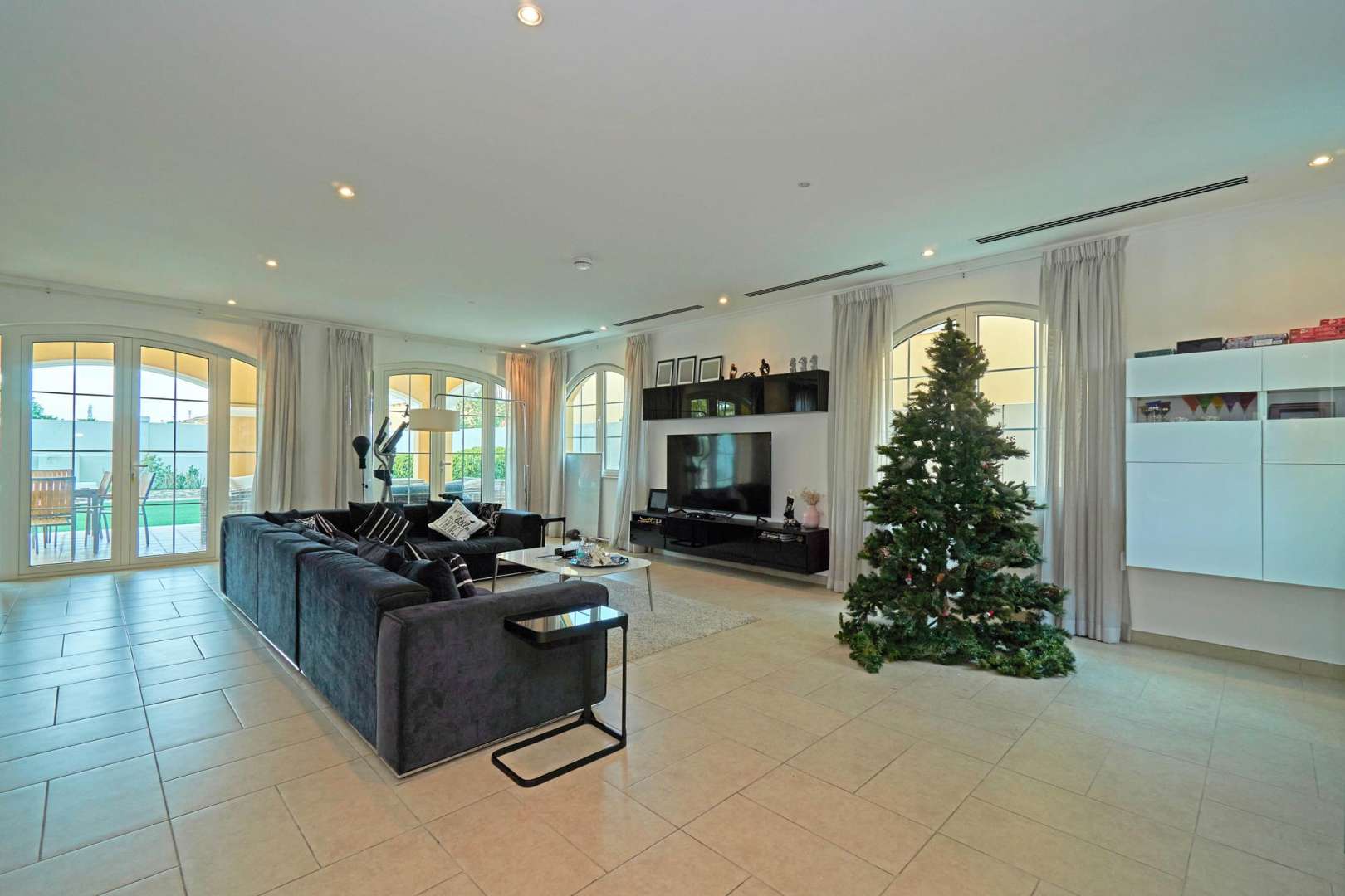 Spacious bedroom with balcony in 5-bedroom villa for rent, Jumeirah Park, Legacy community