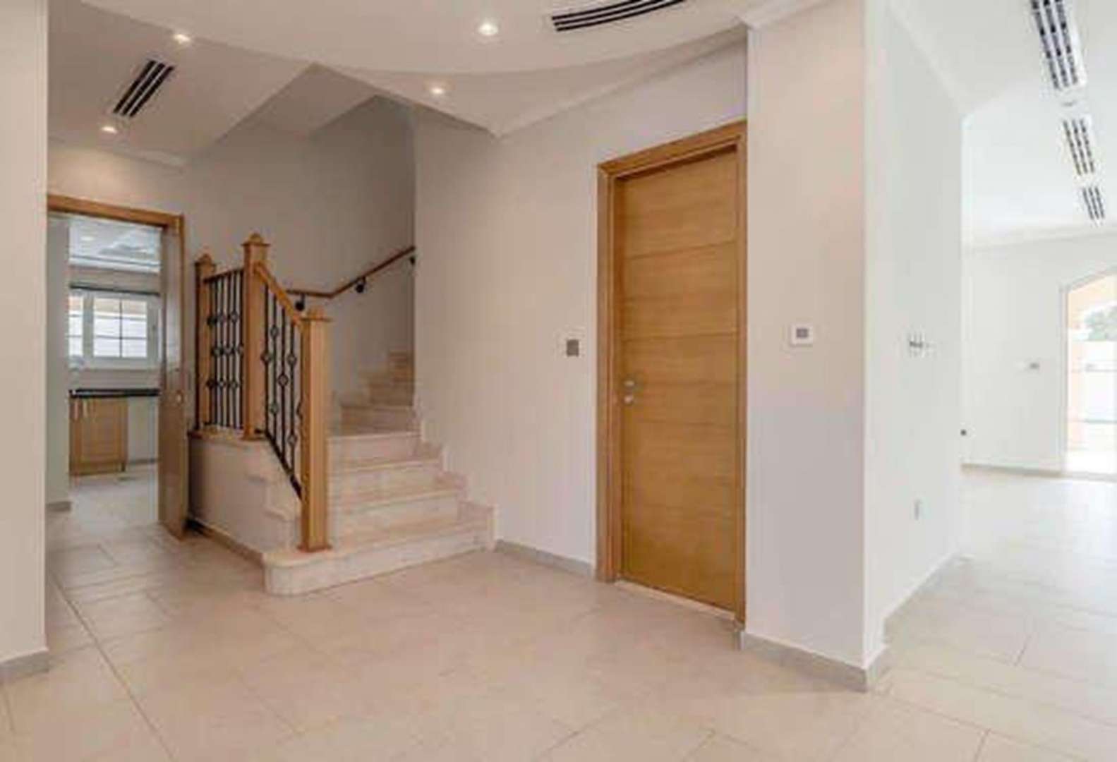 Bright, spacious room in 5-bedroom Legacy Villa, Jumeirah Park, Dubai, with large windows