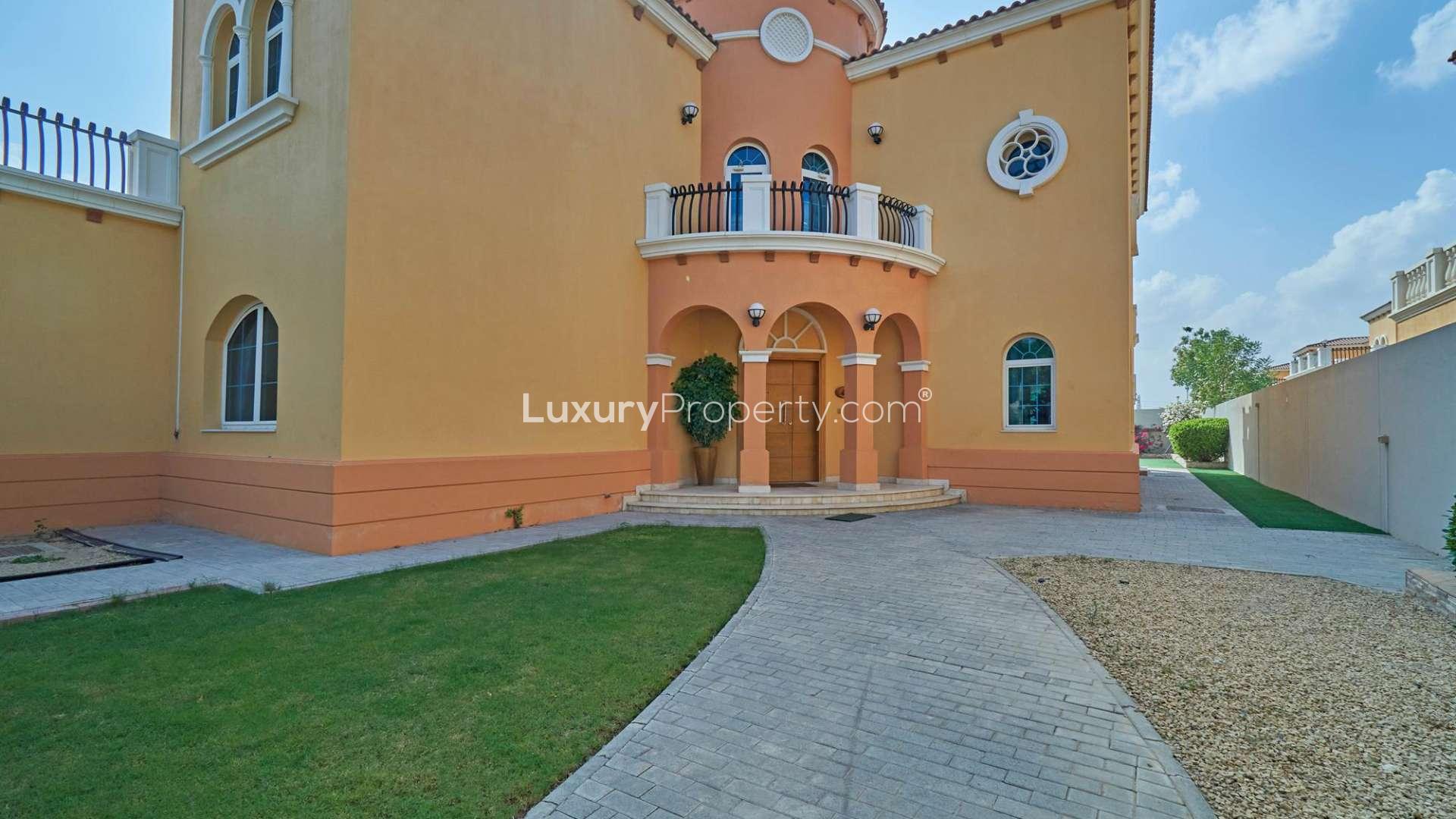 Living room in 5-bedroom villa, Jumeirah Park, spacious seating, modern decor, natural light