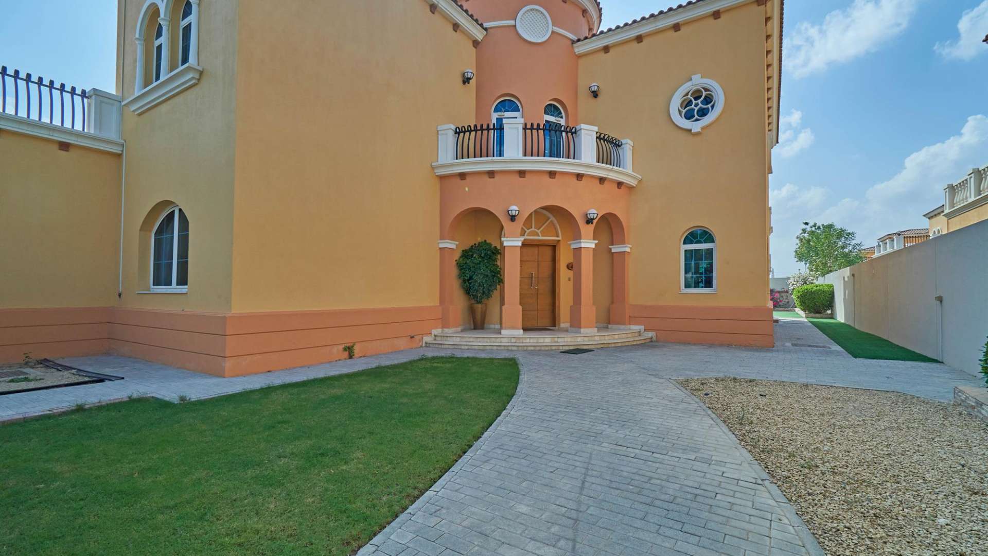 Living room in 5-bedroom villa, Jumeirah Park, spacious seating, modern decor, natural light