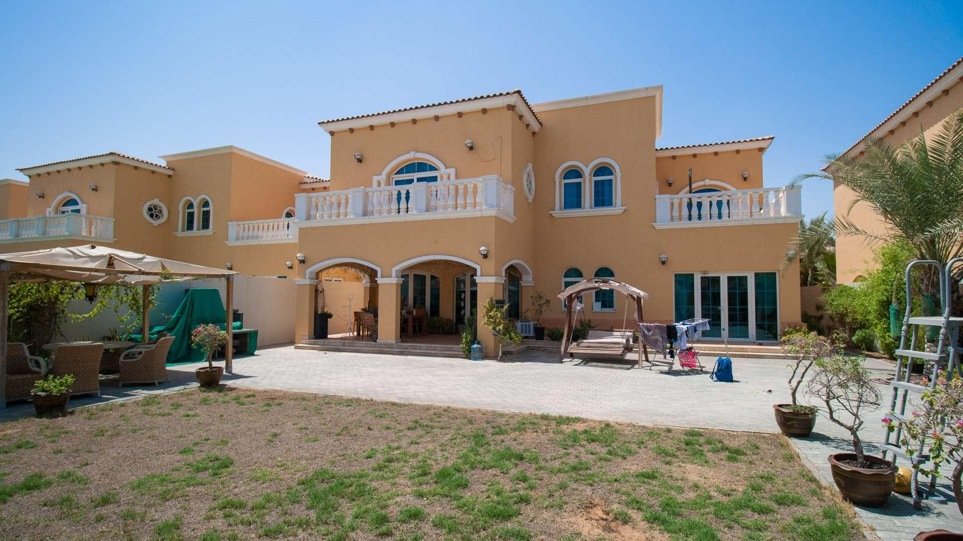 Five-bedroom villa exterior in Jumeirah Park's Legacy community, available for rent