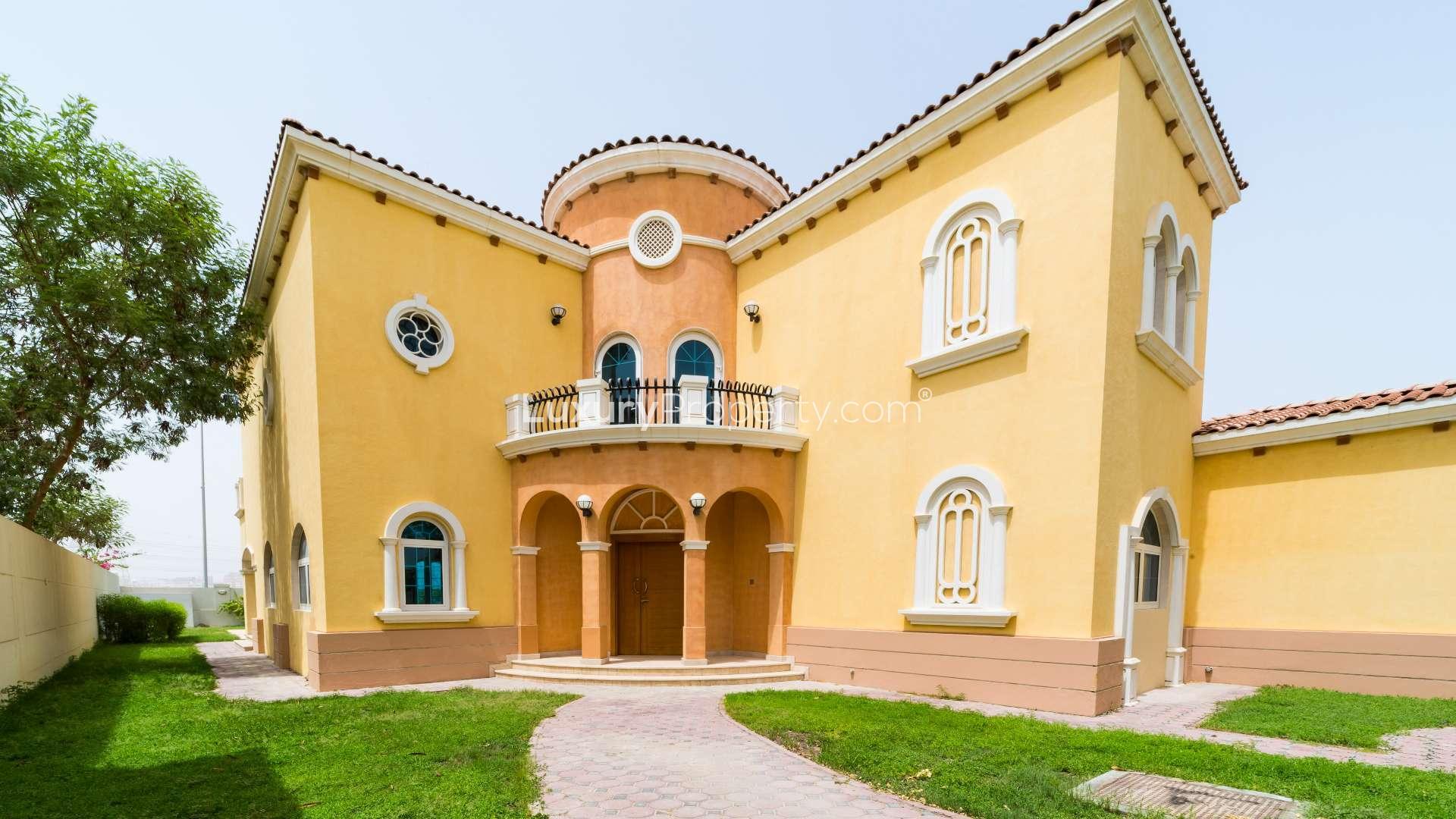 Lovely five-bedroom villa exterior with garden in Jumeirah Park, Legacy community, for rent