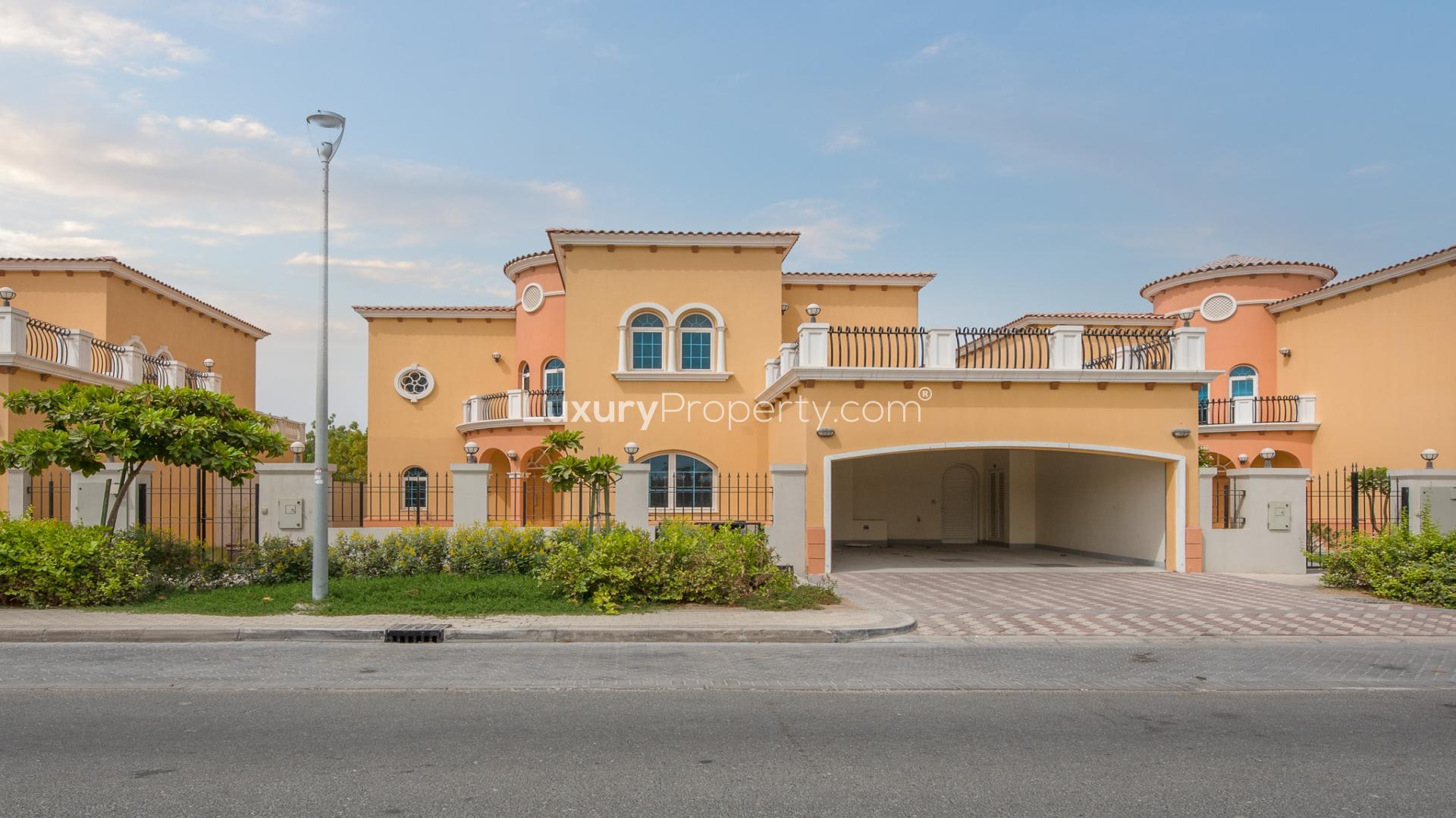 Legacy Villa exterior with garden, Jumeirah Park, 5 bedrooms, 6 bathrooms, for rent