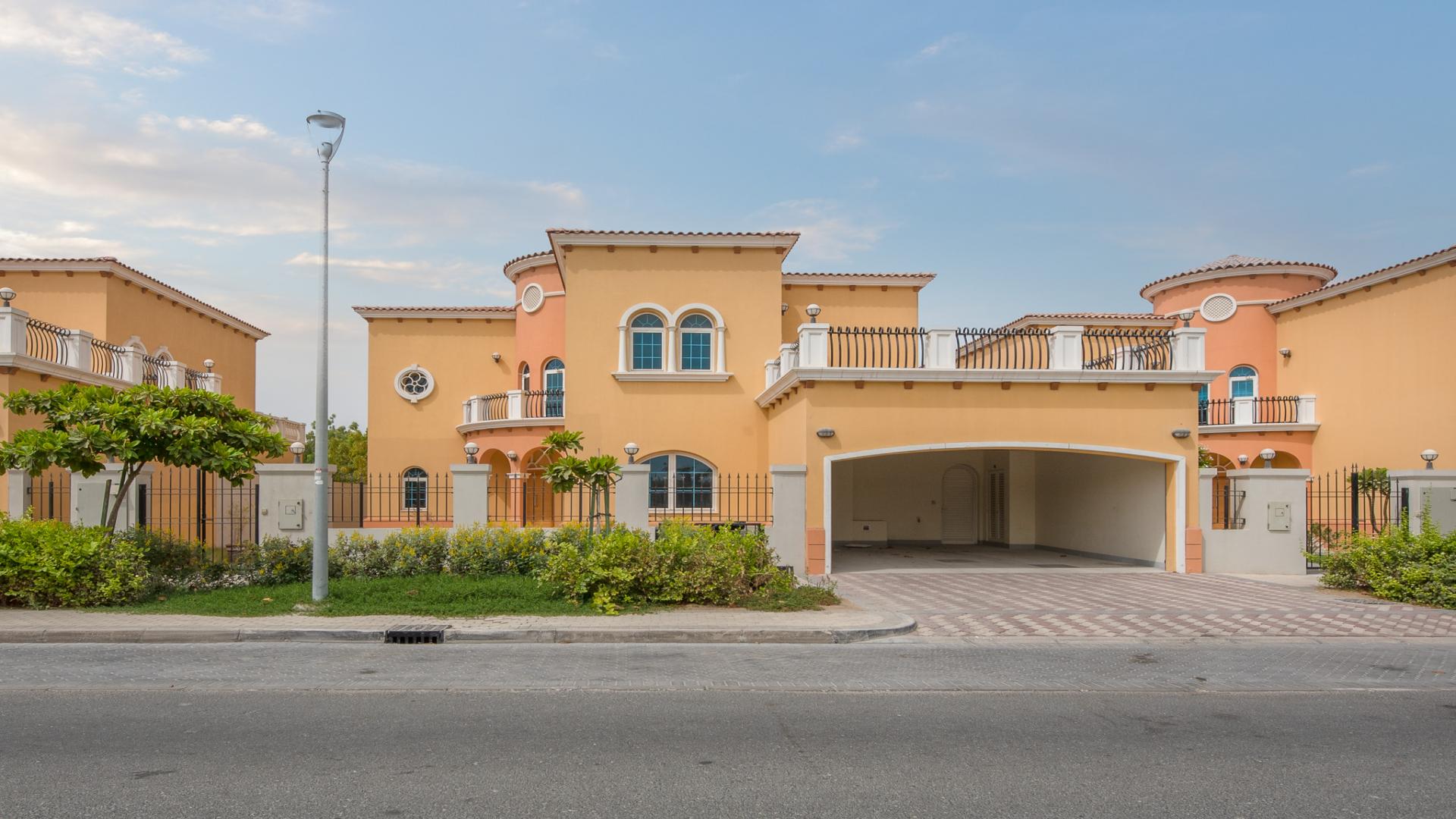 Legacy Villa exterior with garden, Jumeirah Park, 5 bedrooms, 6 bathrooms, for rent