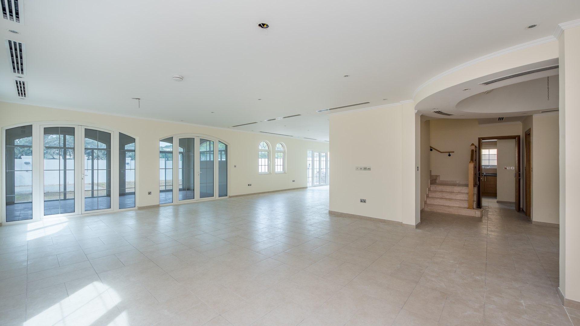 Spacious living area in 5-bed Legacy-style villa, Jumeirah Park, available for rent