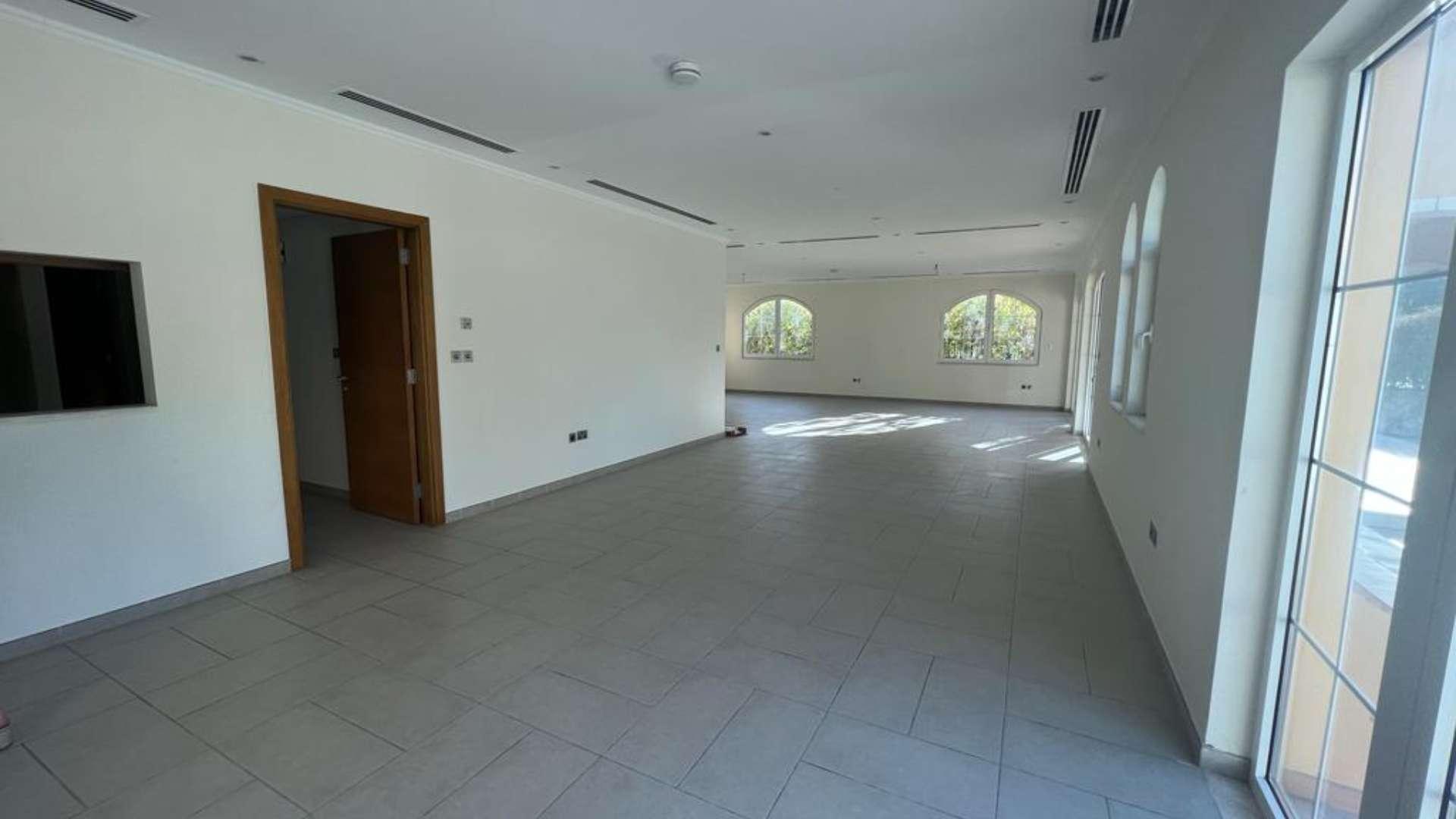 Exterior view of 5-bedroom Legacy Villa with lush garden in Jumeirah Park for rent