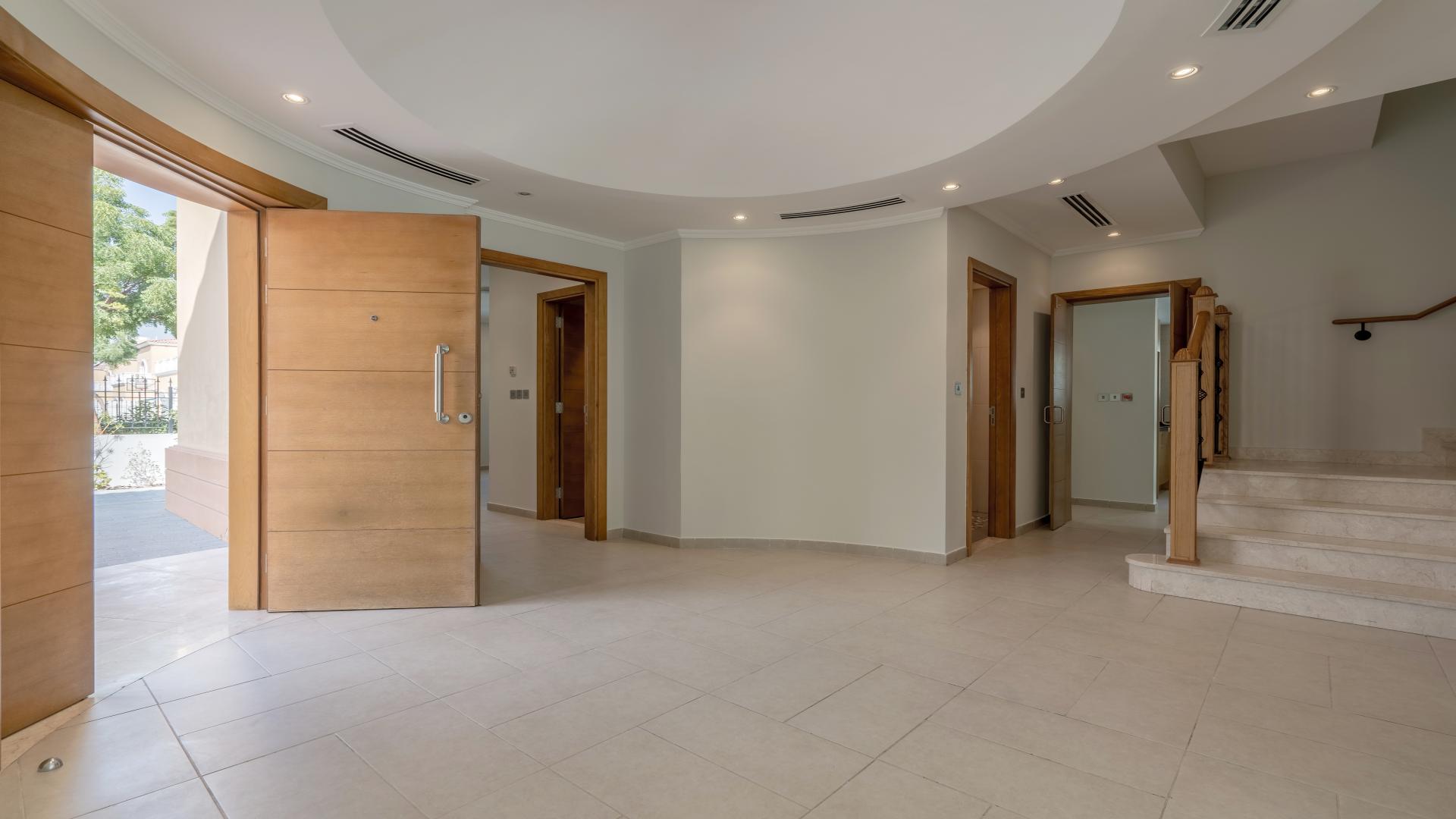 Luxurious 5-bedroom villa exterior in Legacy, Jumeirah Park, Dubai, available for rent