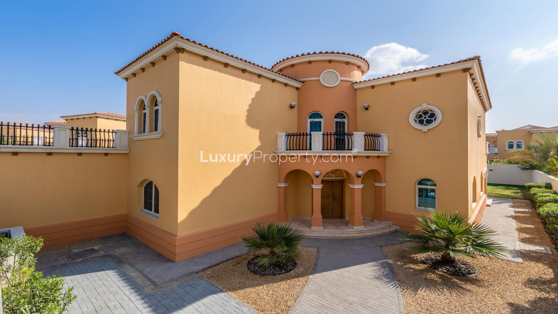 Luxurious 5-bedroom villa exterior with garden in Jumeirah Park, Dubai for rent