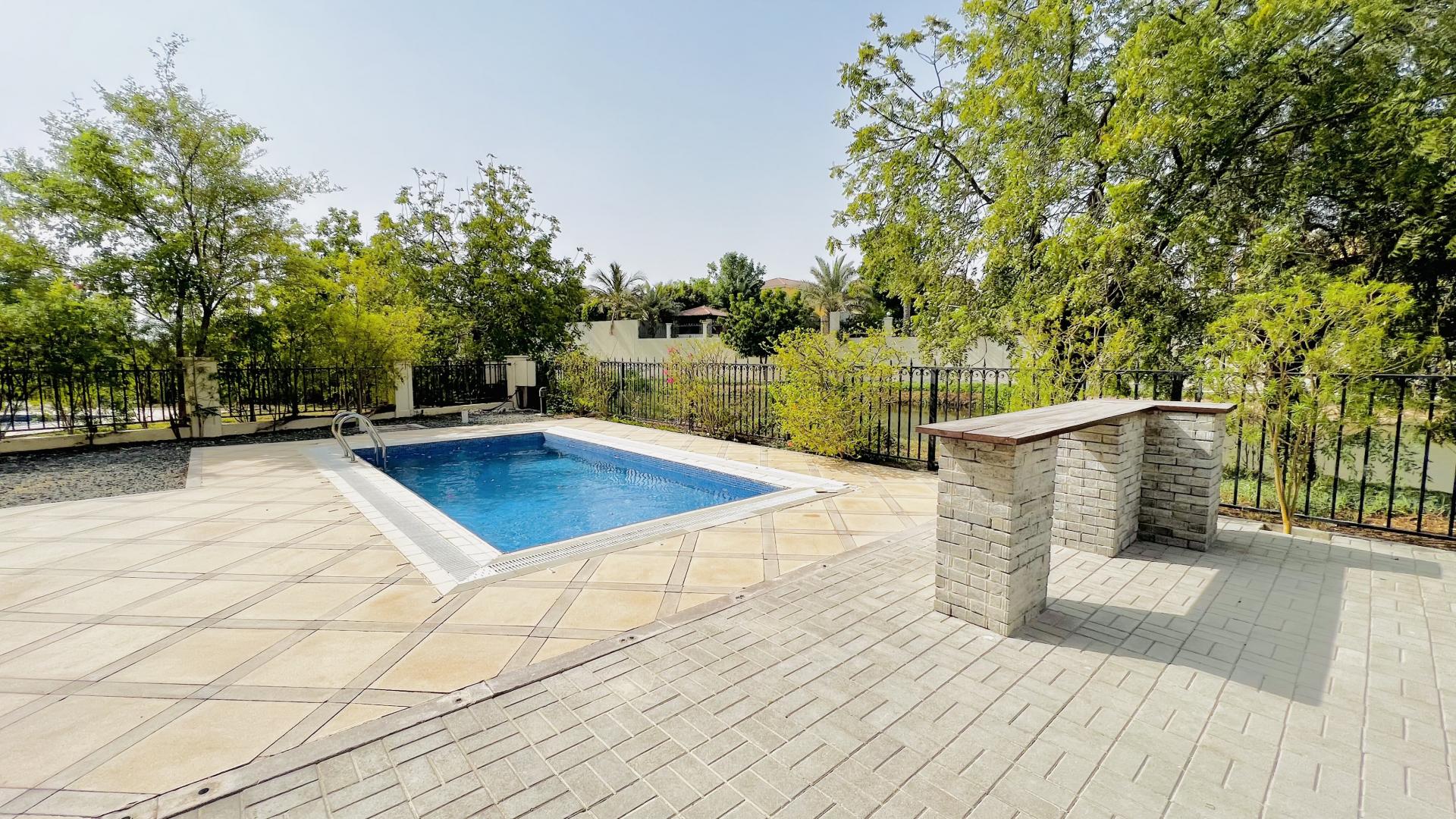 Villa in Jumeirah Islands' European Clusters with private pool and lake view for rent