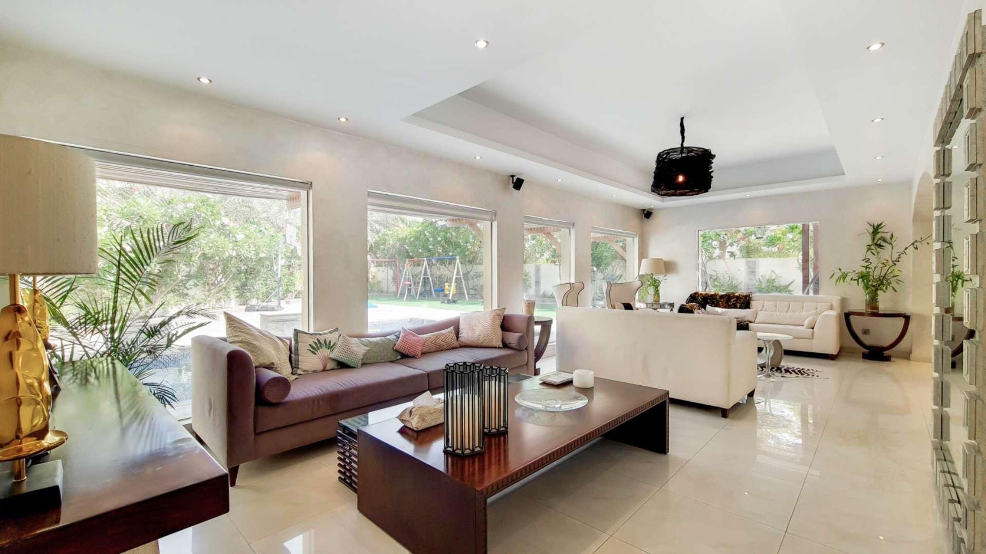 Luxurious villa with massive pool in Meadows 2, ideal for rent