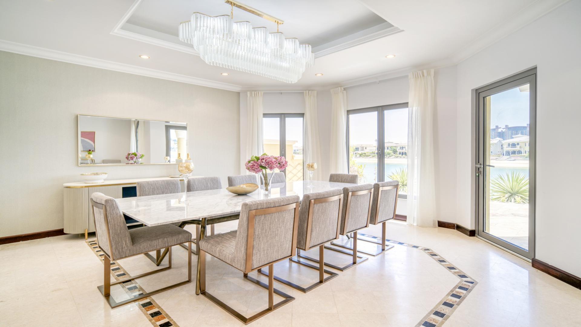 Mediterranean-style villa dining room in Garden Homes, Palm Jumeirah with elegant décor