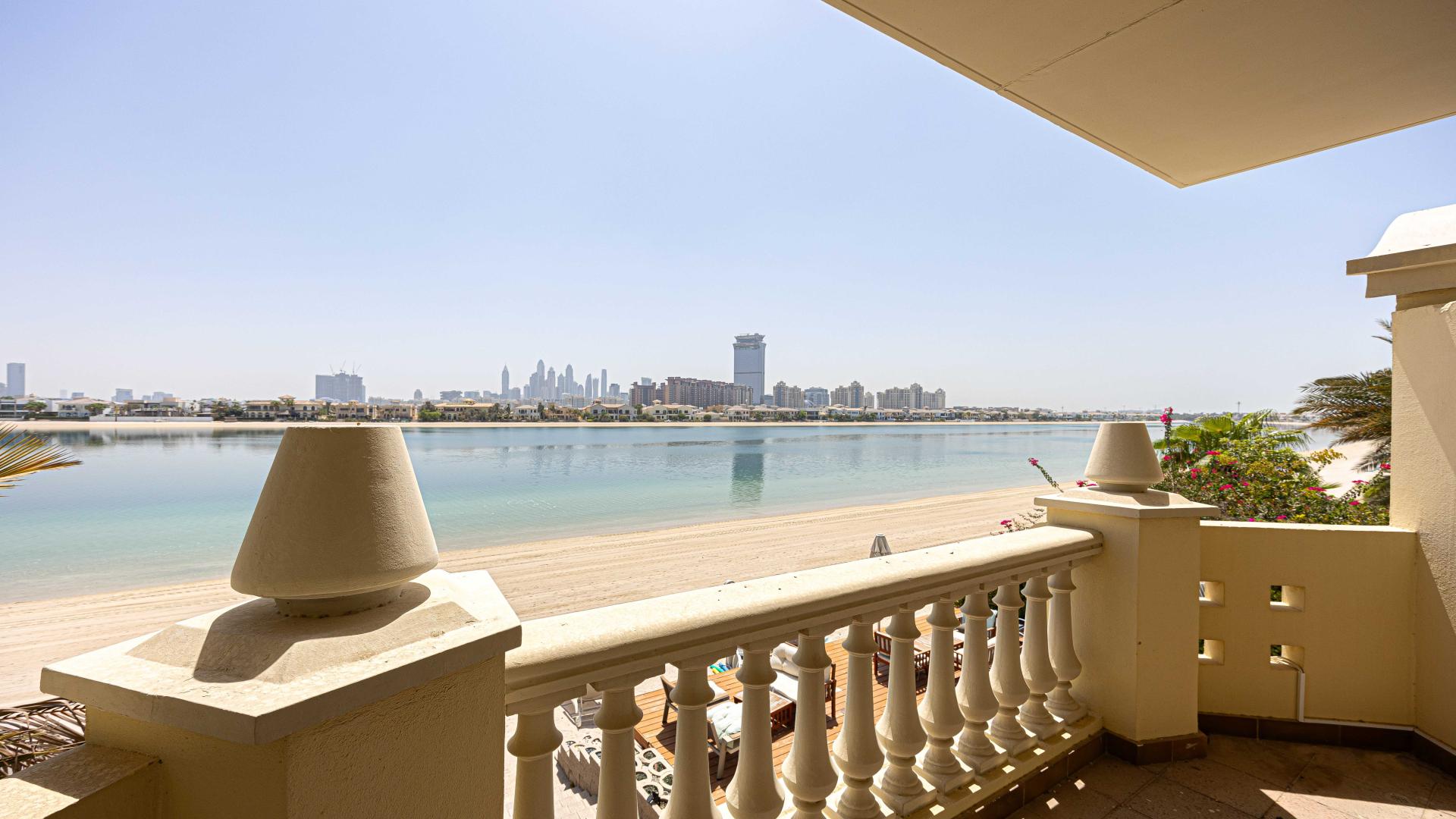 Stunning villa with pool and patio in Palm Jumeirah's Garden Homes community