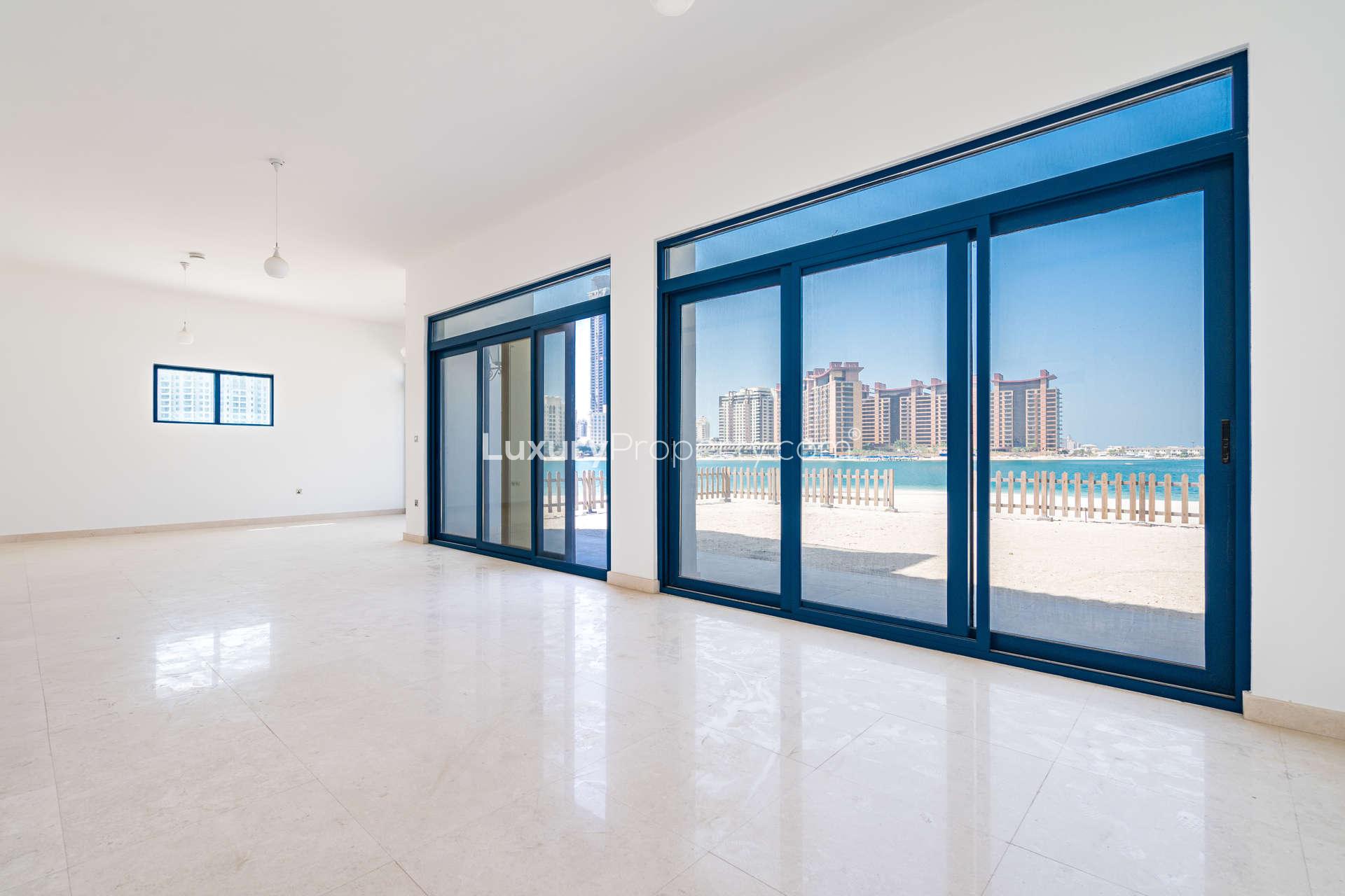 Spacious living area in 5-bedroom beachfront villa, Palma Residences, Palm Jumeirah for rent