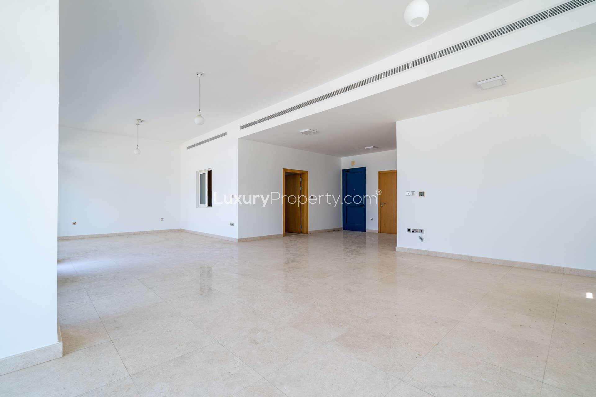 Luxurious beachfront townhouse interior with sea view, Palma Residences, Palm Jumeirah for rent