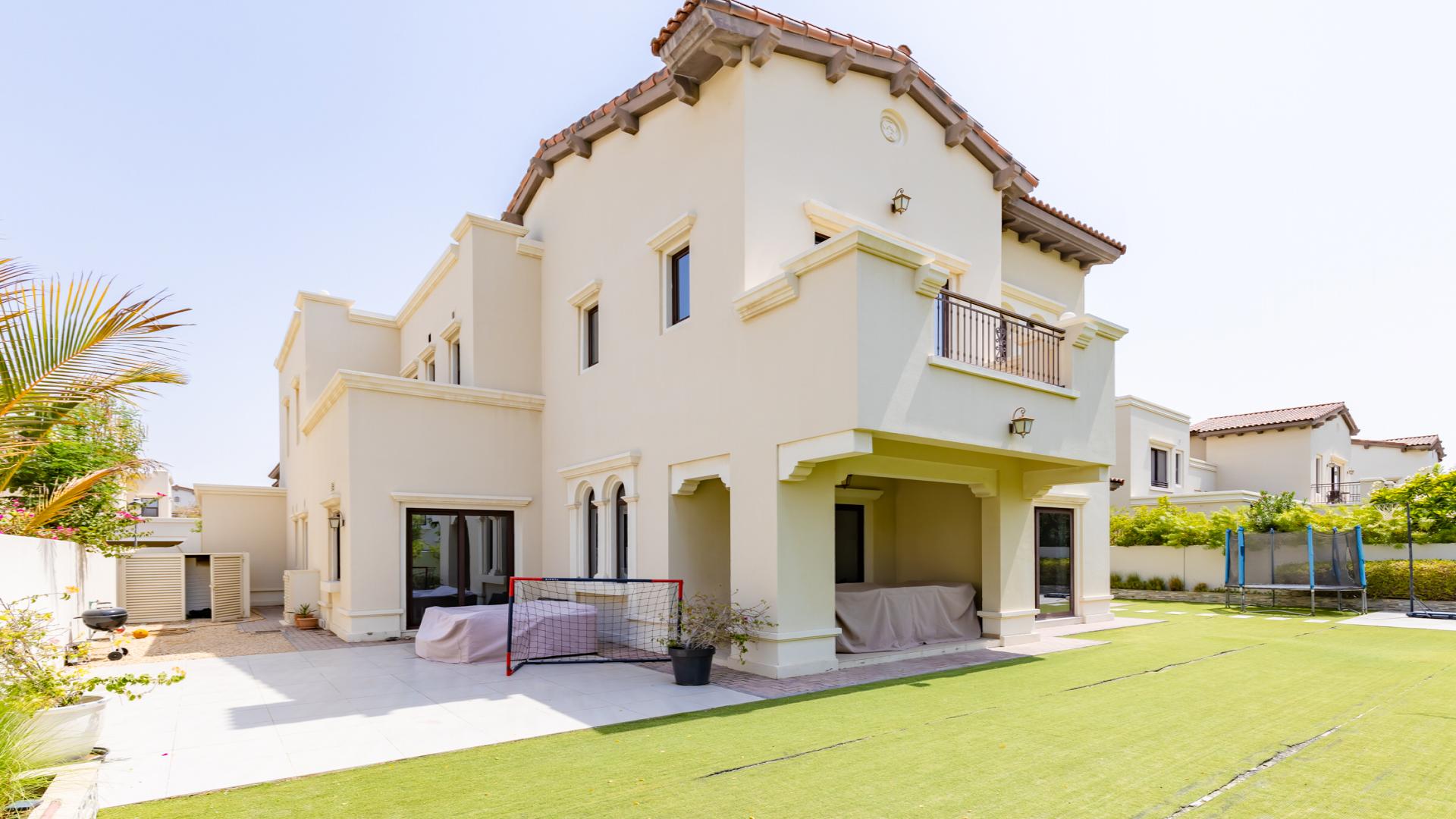Spacious living room in 5-bedroom villa, Arabian Ranches 2, Rosa, with modern decor