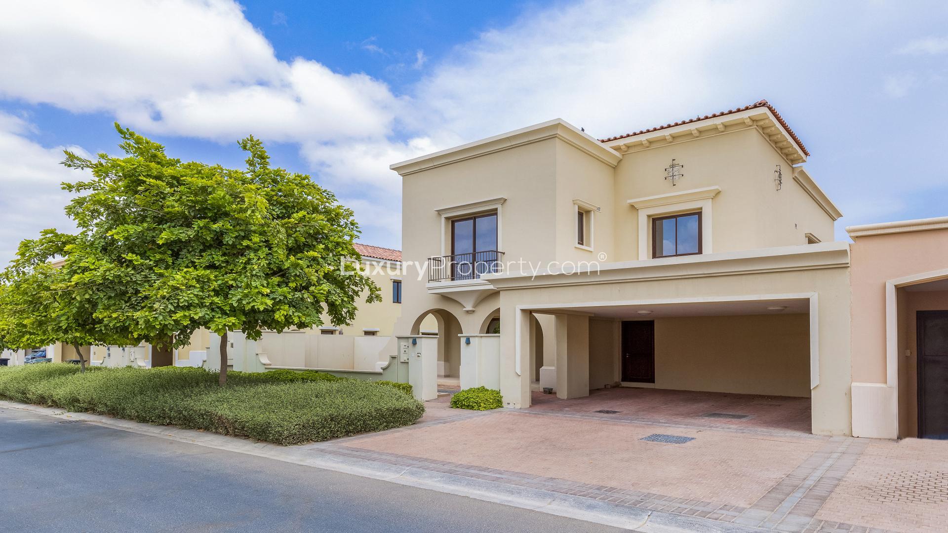 Beautiful five-bedroom villa with landscaped garden in Samara