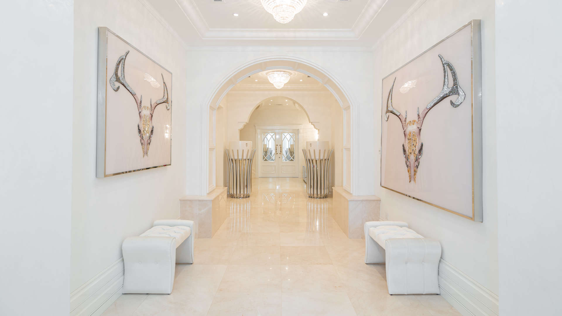 Luxurious bathroom in fully furnished Signature Villa, Palm Jumeirah, with elegant fixtures