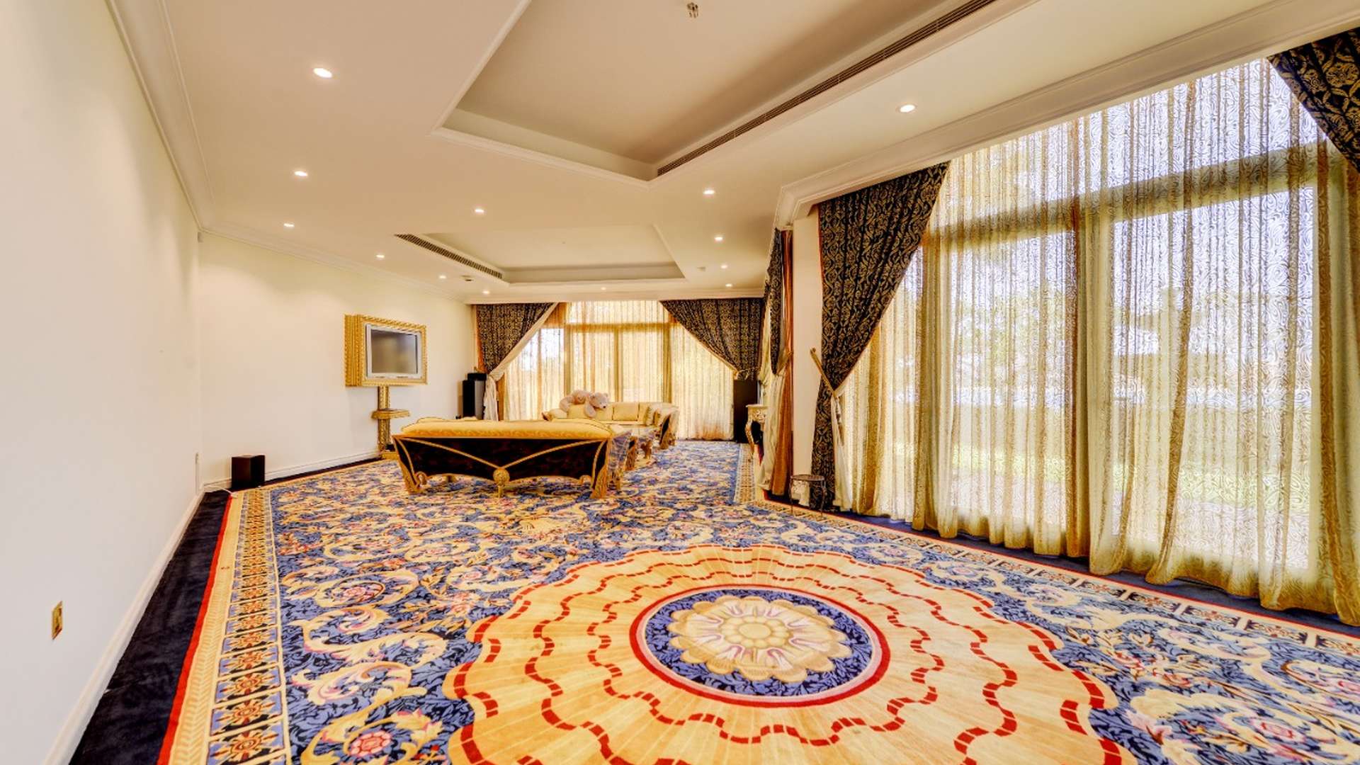 Luxury Palm Jumeirah villa with private pool, lush garden, and beach view for rent