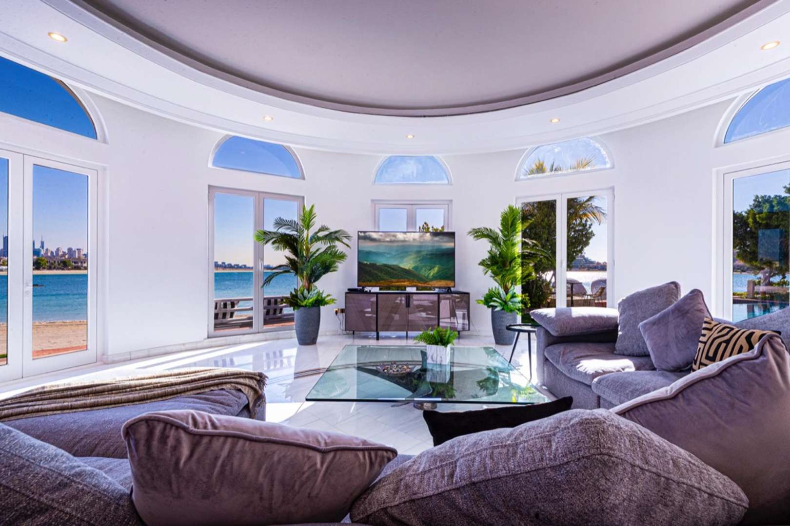 Stunning 5-bedroom villa on Palm Jumeirah beach, Signature Villas community, for rent