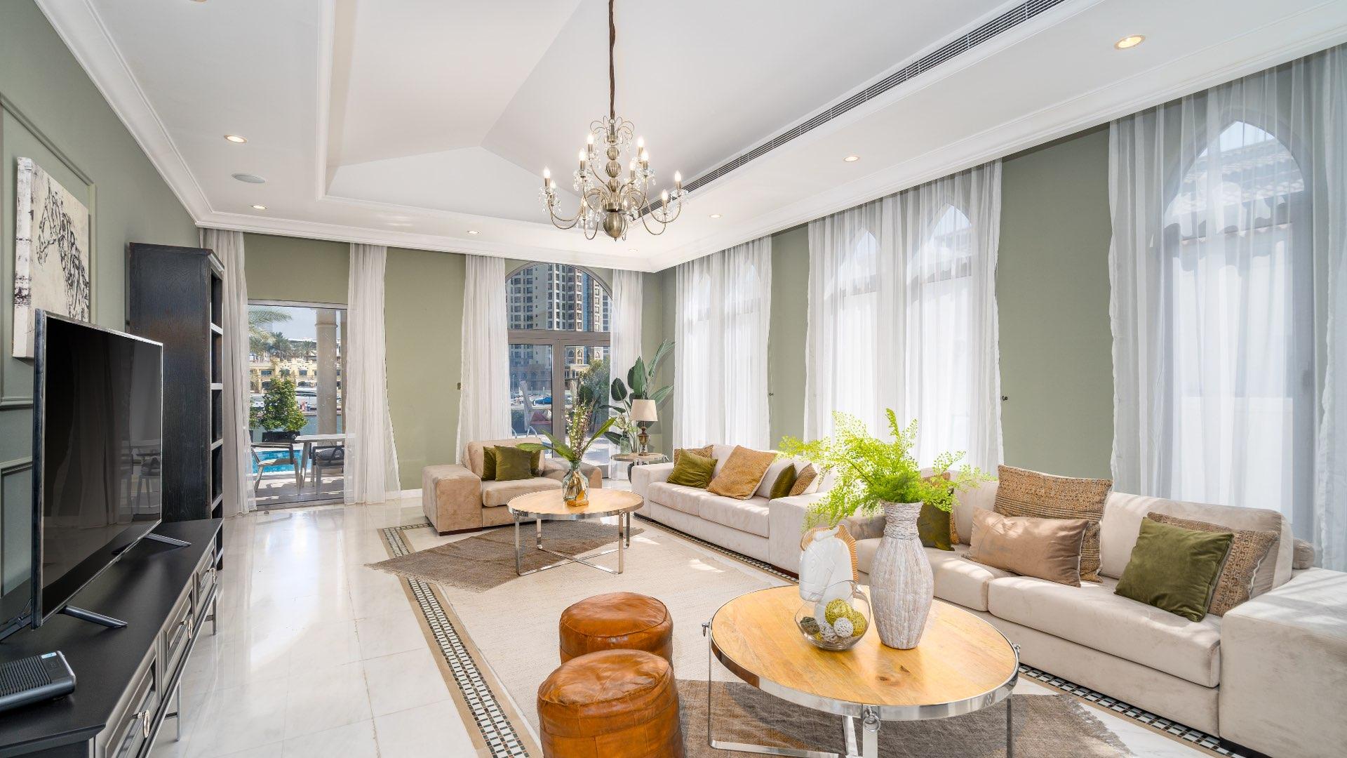 Front view of upgraded 5-bedroom villa with private beach access in Palm Jumeirah