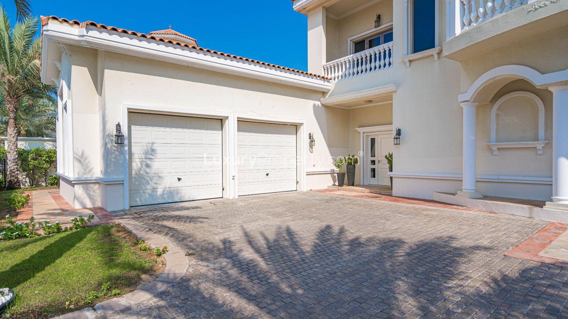 Luxurious living room in Palm Jumeirah Signature Villa with elegant decor and natural light