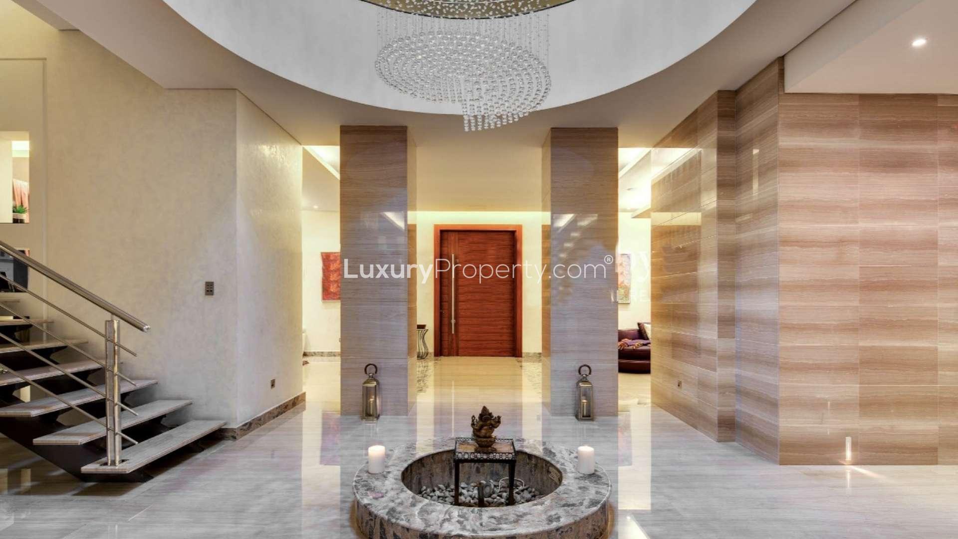 Luxurious bedroom with modern decor in Palm Jumeirah Signature Villa, 5-bedroom rental
