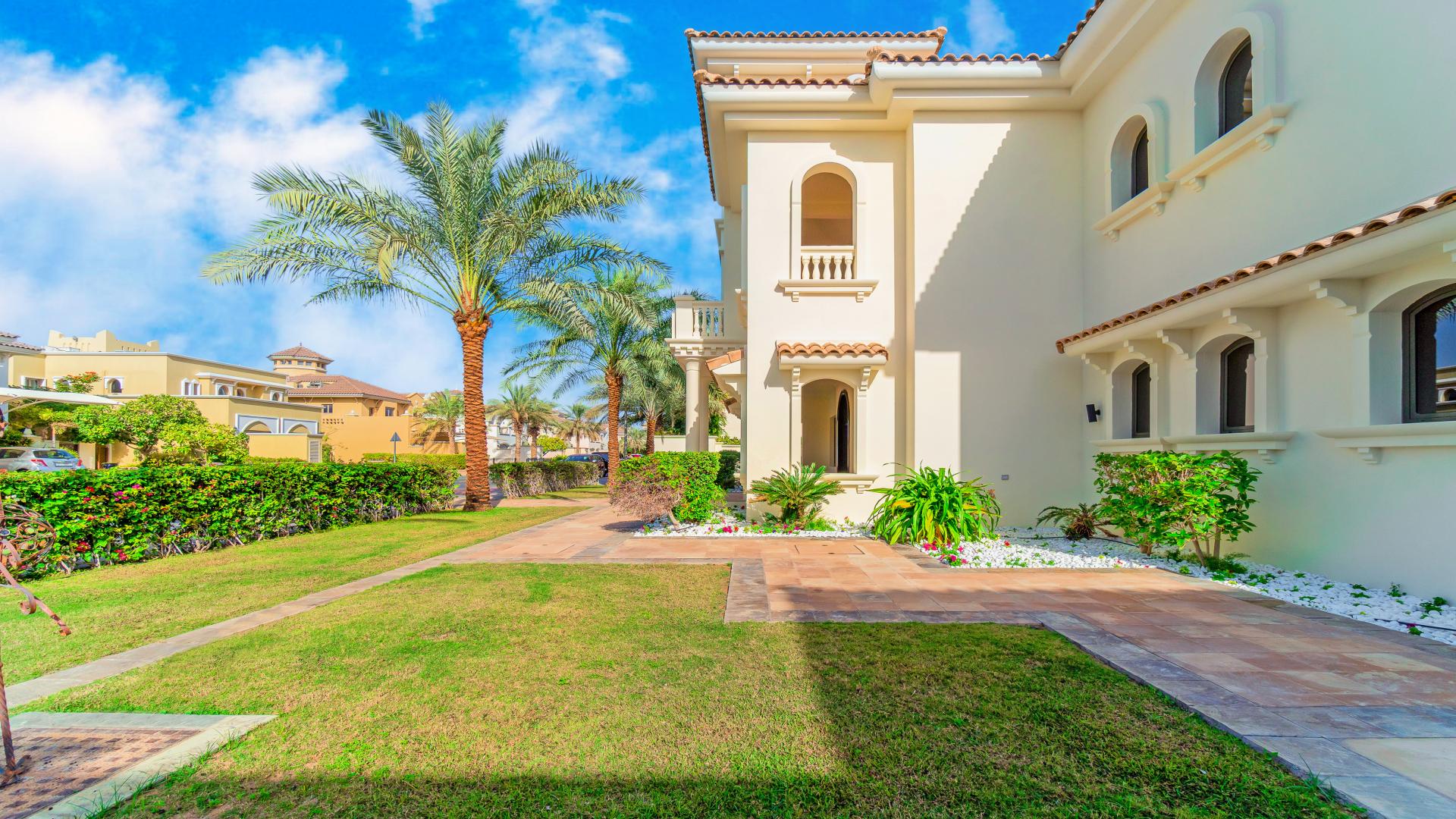 Private pool with beachfront view at Palm Jumeirah Signature Villas, luxury rental property