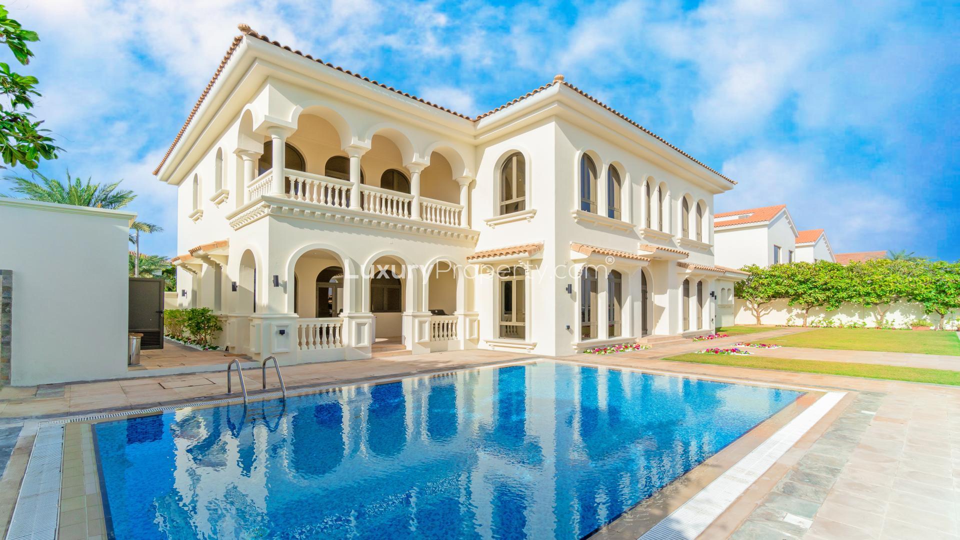 Luxurious 5-bedroom villa with private beach access in Palm Jumeirah, for rent