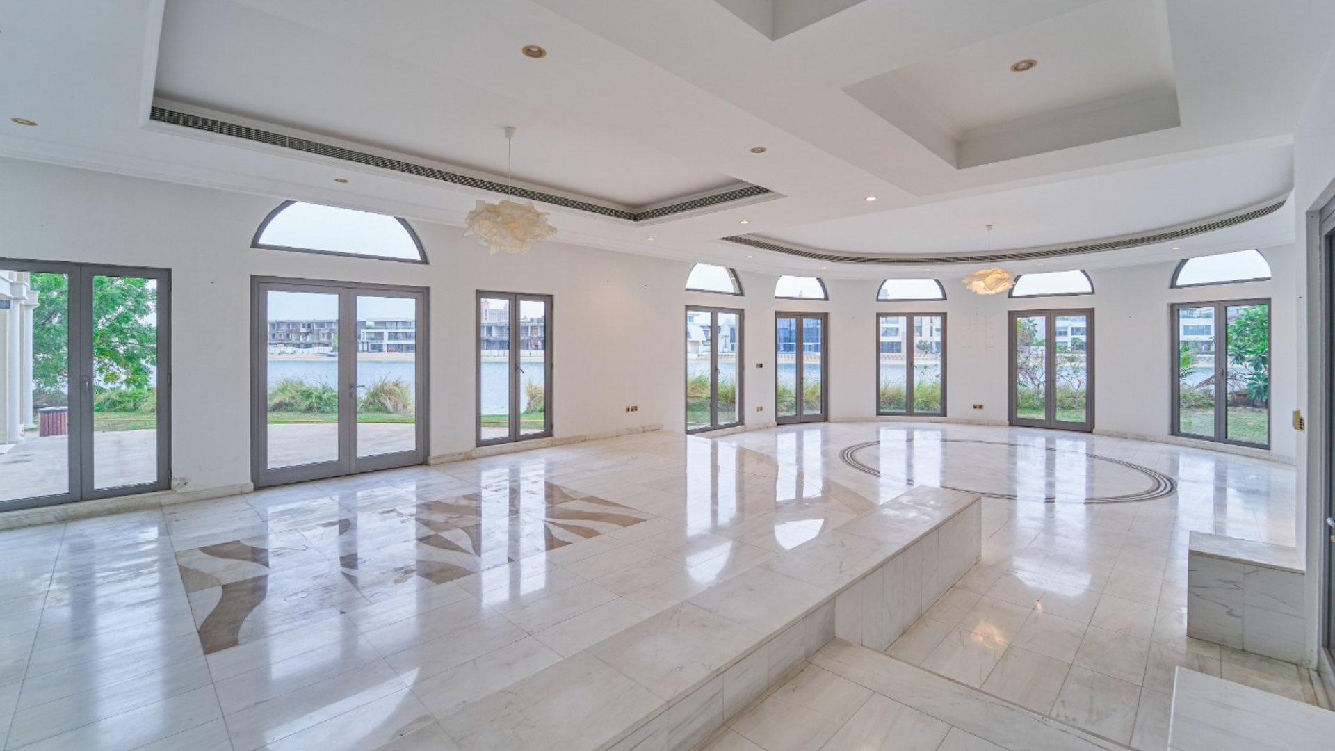 Beachfront villa with private pool, Palm Jumeirah, Signature Villas, Atlantis views, 5-bedroom rental