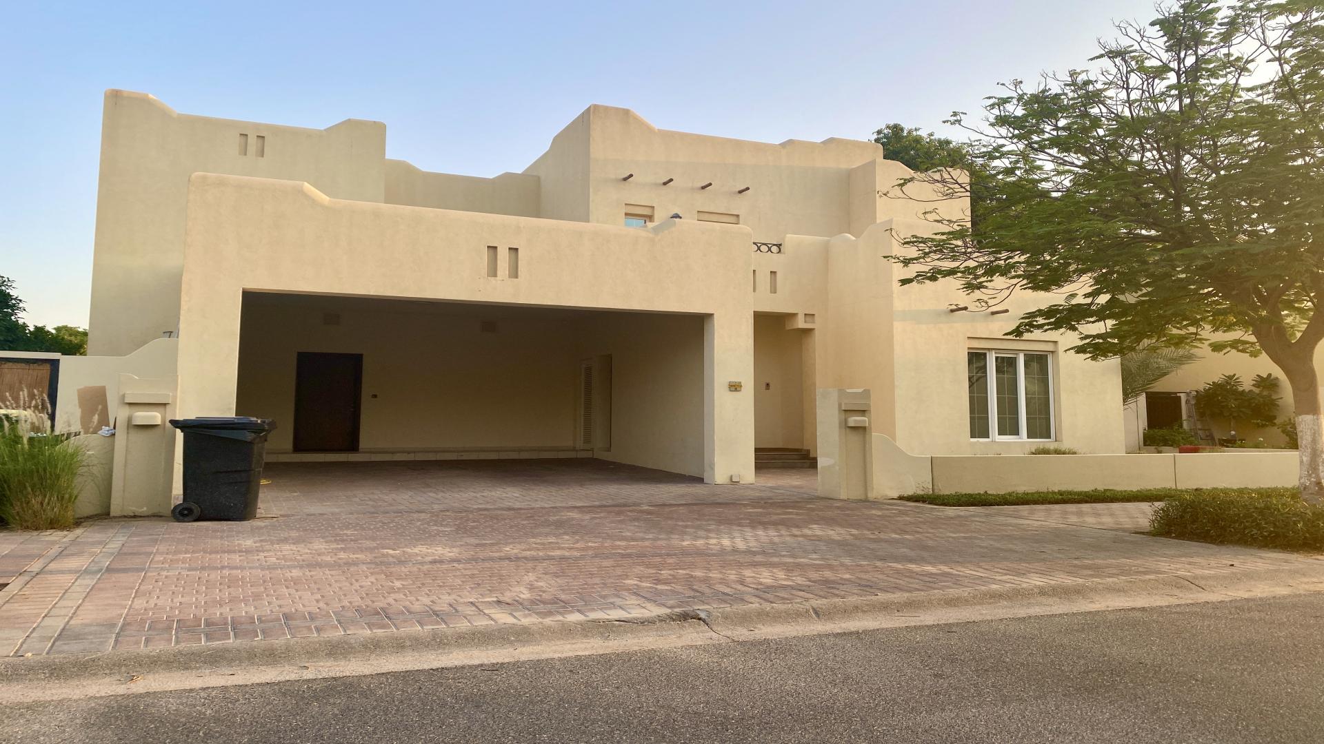 Exterior view of a 5-bedroom villa for rent in Terra Nova, Arabian Ranches