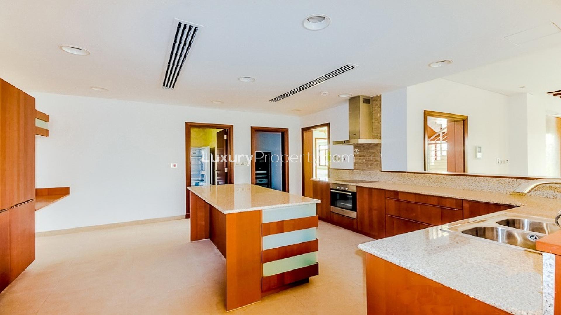 Exquisite Lake View Mansion for Rent in Jumeirah Islands