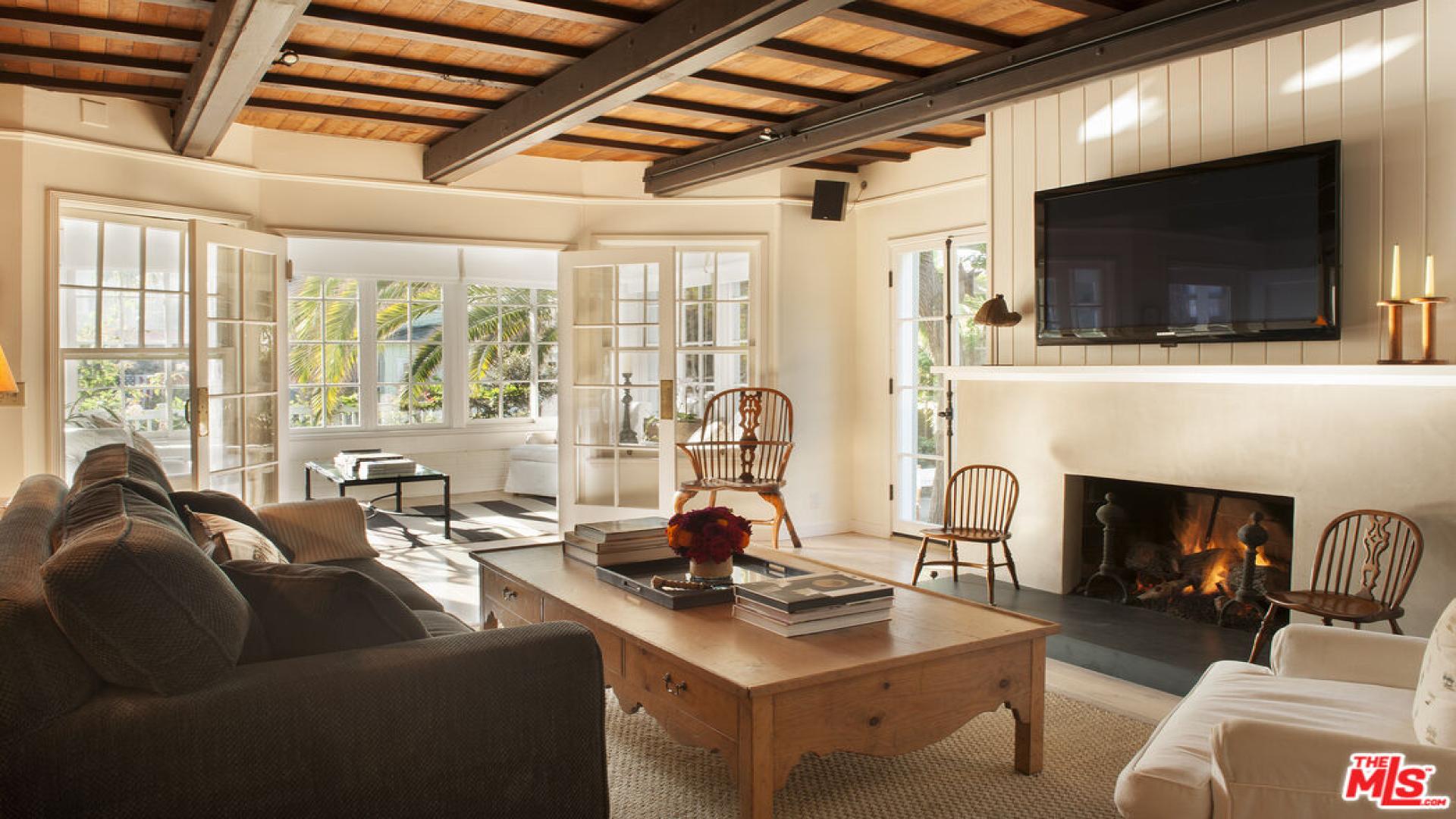 Five-bedroom Craftsman villa in Venice, California with lush garden and white picket fence