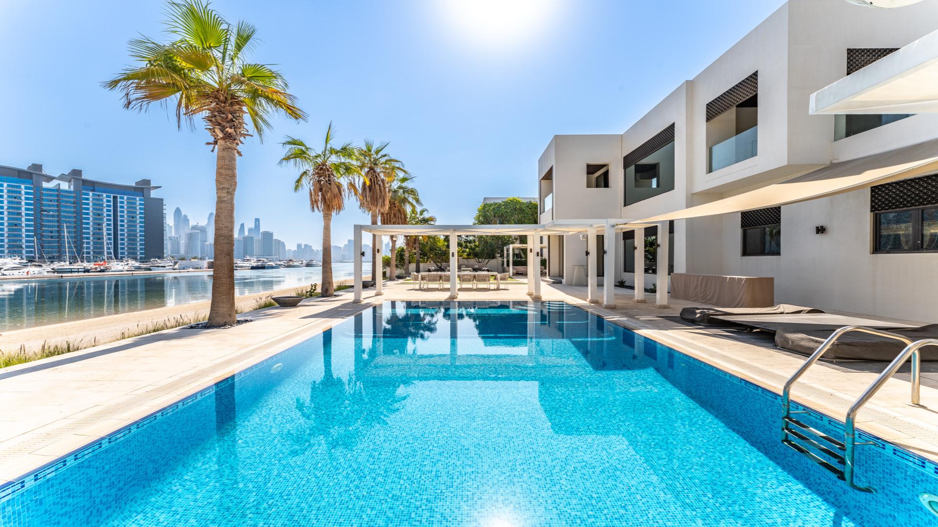 Lavish 5-bedroom villa exterior with palm trees in Palm Jumeirah, Signature Villas