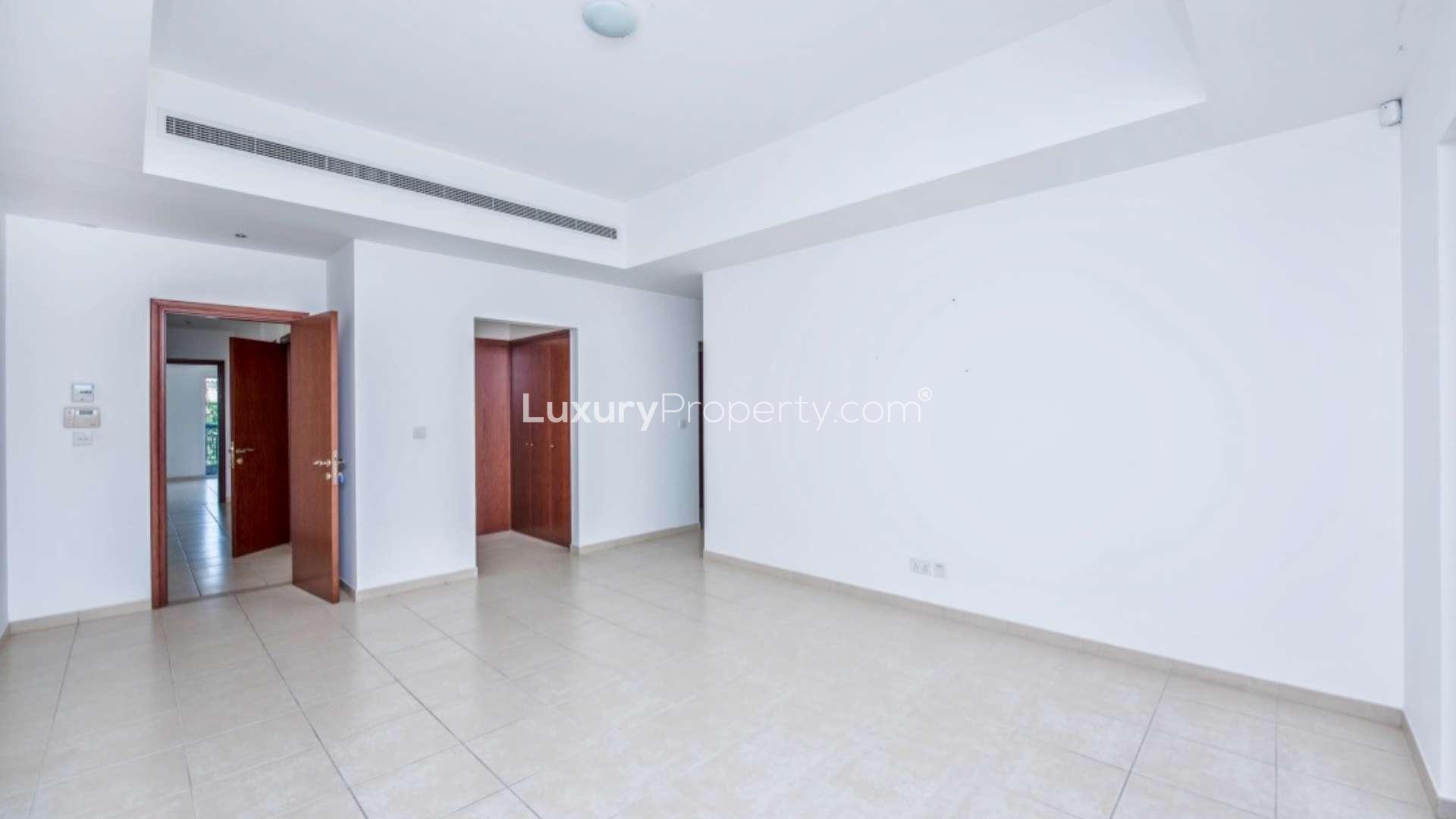 "Spacious room in Portuguese style villa, Alvorada, Arabian Ranches, for sale. Ref: LP13940.",Entrance hallway of spacious Portuguese style villa in Alvorada, Arabian Ranches, for sale
