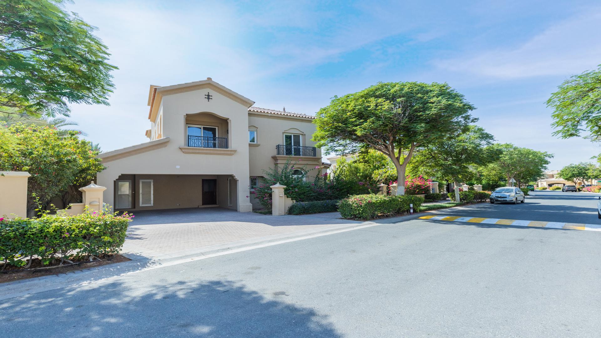 Spacious bright living room in 5-bedroom Santa Fe style villa, Alvorada, Arabian Ranches