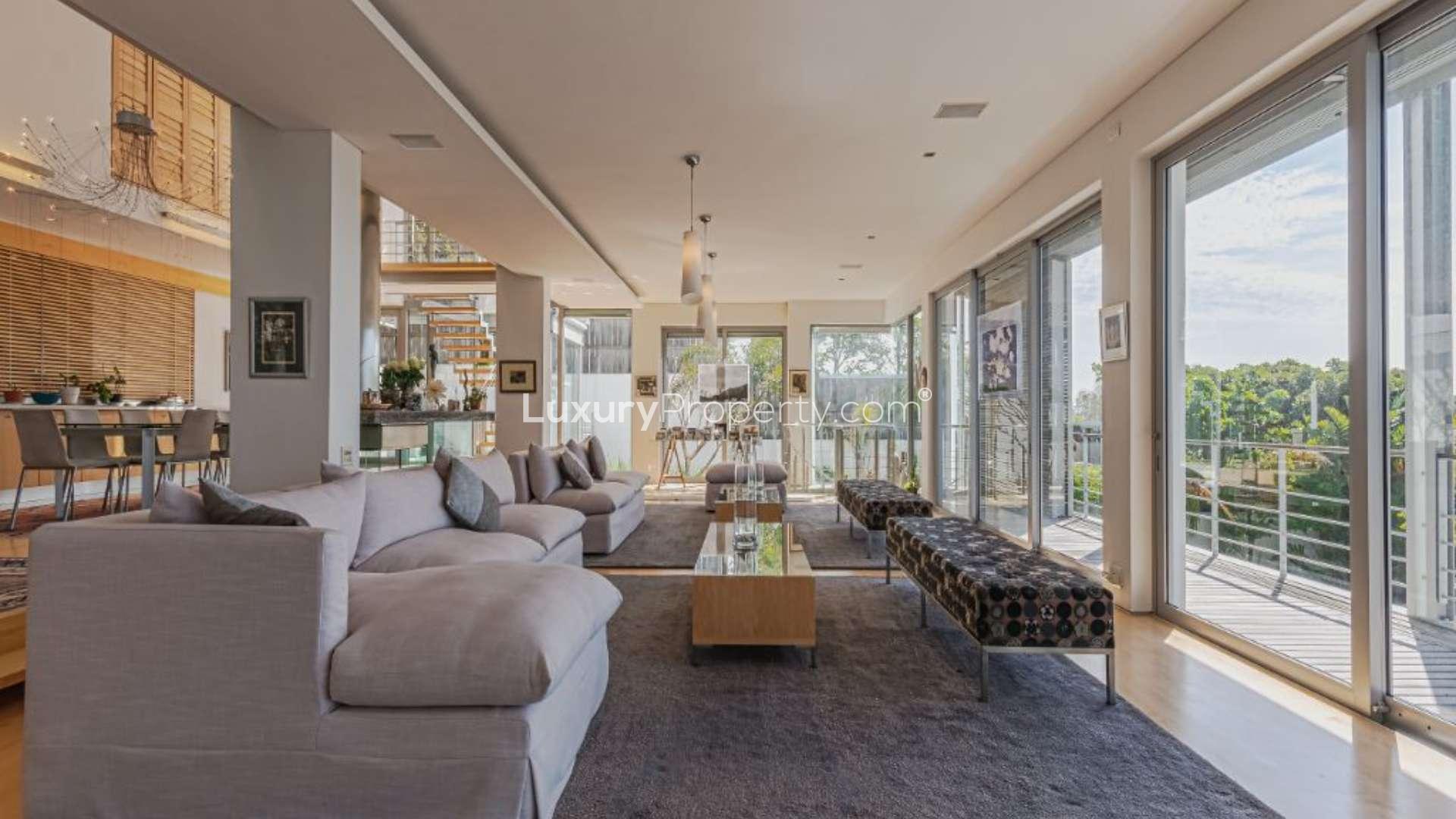 Modern 5-bedroom villa with pool and garden in Bantry Bay, Cape Town for sale